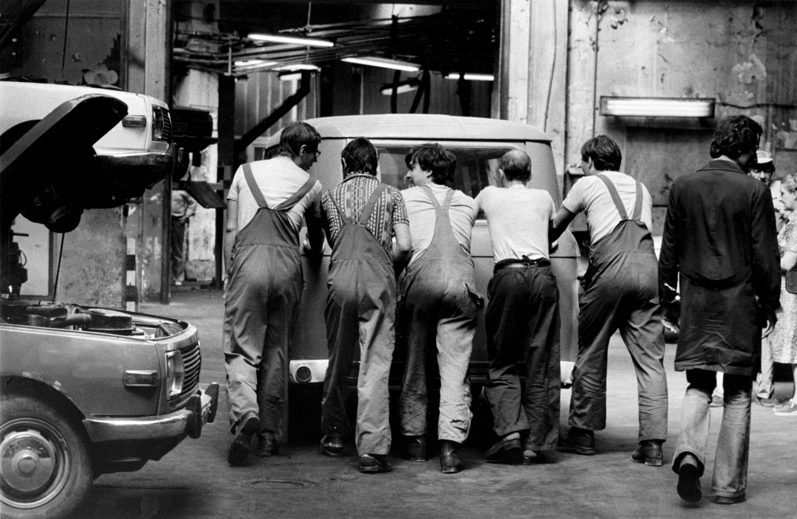 1984, Erdei Katalin, Barkas-brand, Wartburg-brand, car repair, dungarees, push starting, mechanic, odd one out, back, socialist brigade, Fortepan #101905