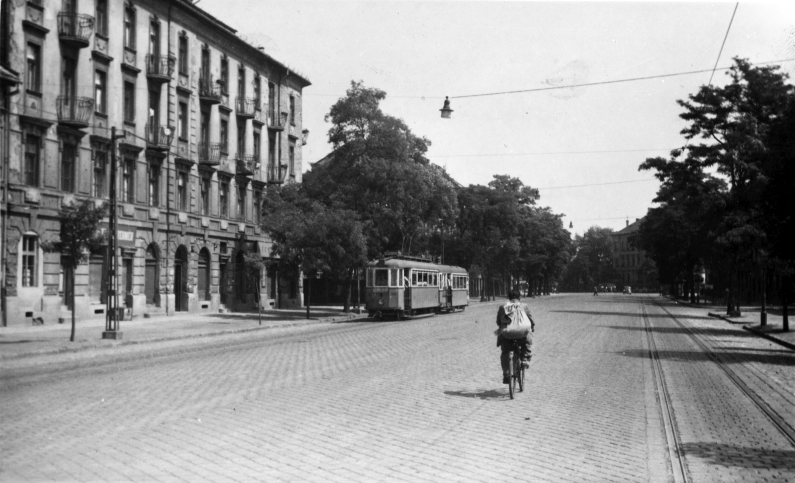 Hungary, Budapest XIII., Lehel utca a Róbert Károly körút felé nézve, a villamos a Mohács utca kereszteződésénél jár., 1955, Fortepan, Budapest, public transport, bicycle, tram, Fortepan #101918