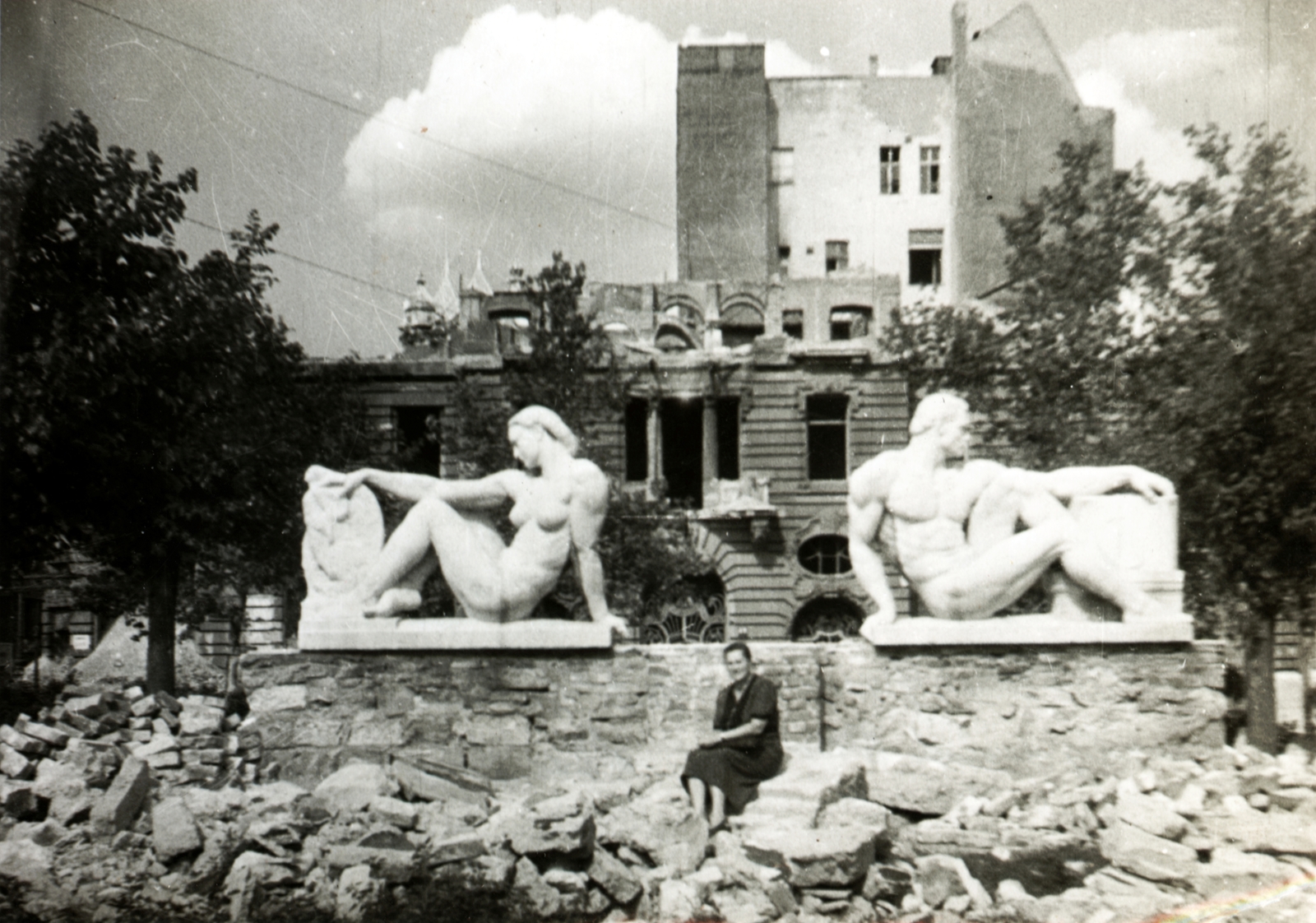 Hungary, Budapest V., Március 15. (Eskü) tér, a sérült Klebelsberg Kuno-emlékmű (Grantner Jenő, 1939.)., 1948, Lajtai László, monument, second World War, ruins, damaged building, Budapest, sculptural group, nude figure, Fortepan #101923