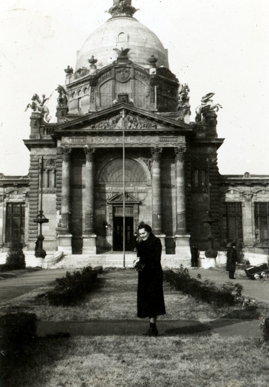 Hungary, Budapest XIV., Széchenyi fürdő., 1946, Lajtai László, thermal bath, Budapest, Neo-Baroque-style, Győző Czigler-design, coat, female figure, Fortepan #101924