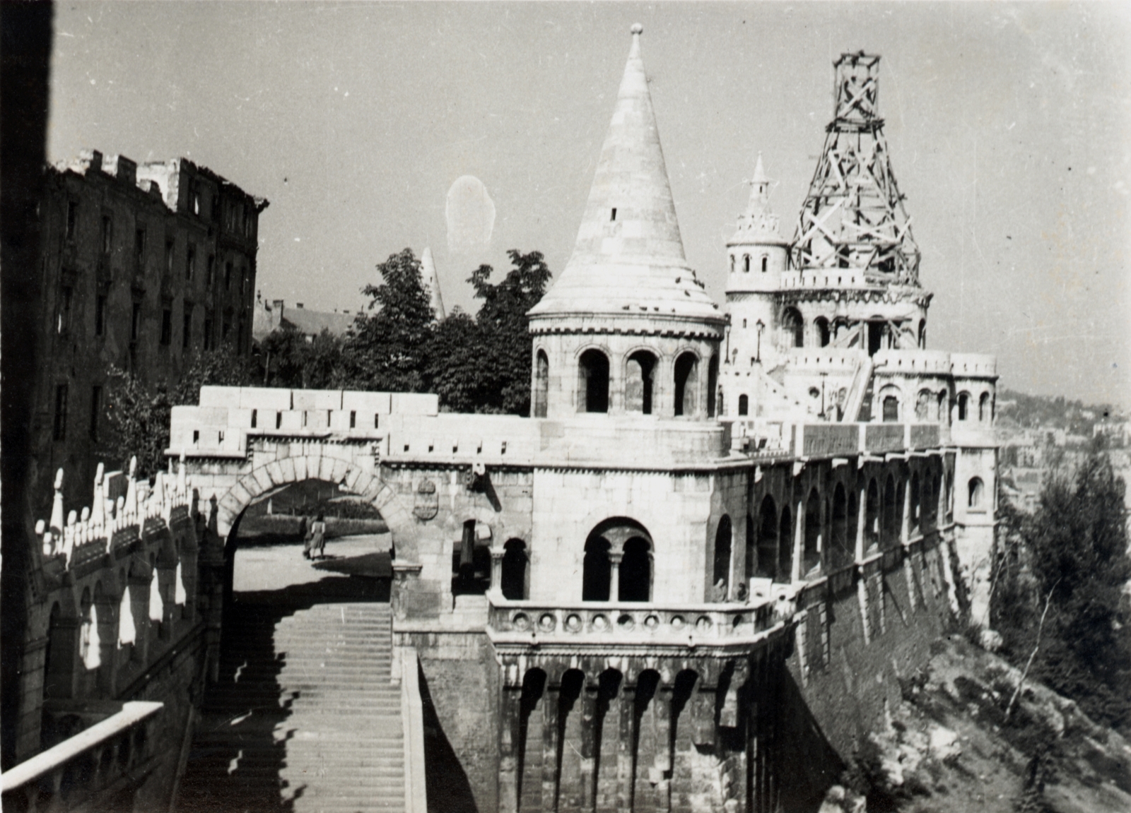 Magyarország, budai Vár,Halászbástya, Budapest I., Schulek lépcső, balra fent az egykori jezsuita kollégium, ma a Hilton szálló van a helyén., 1947, Lajtai László, Budapest, műemlék, Fortepan #101926