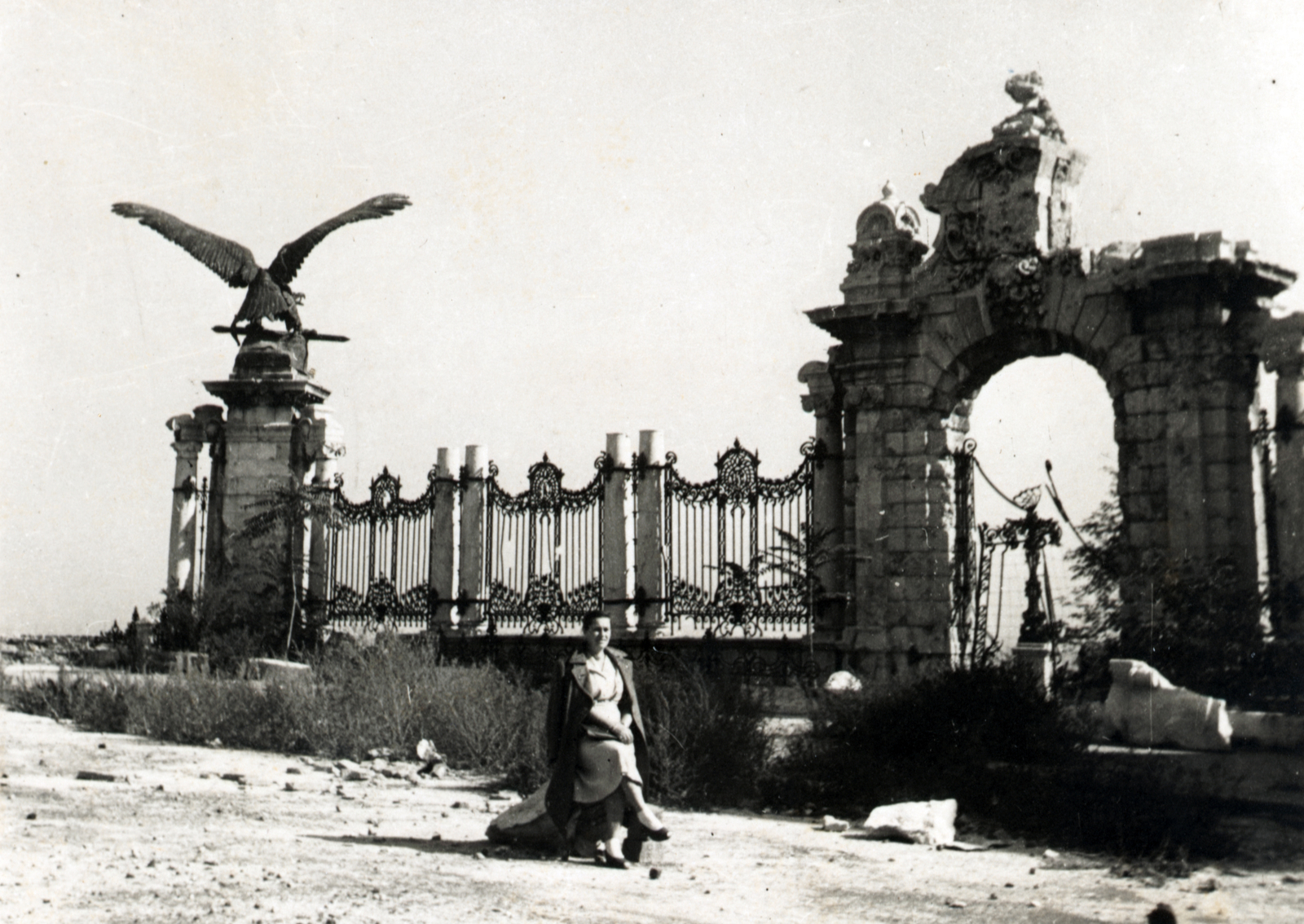 Hungary, Budapest I., Szent György tér, Donáth Gyula Turul szobra és a Várkert kapuja., 1947, Lajtai László, second World War, ruins, Turul sculpture, Budapest, war damage, Fortepan #101927