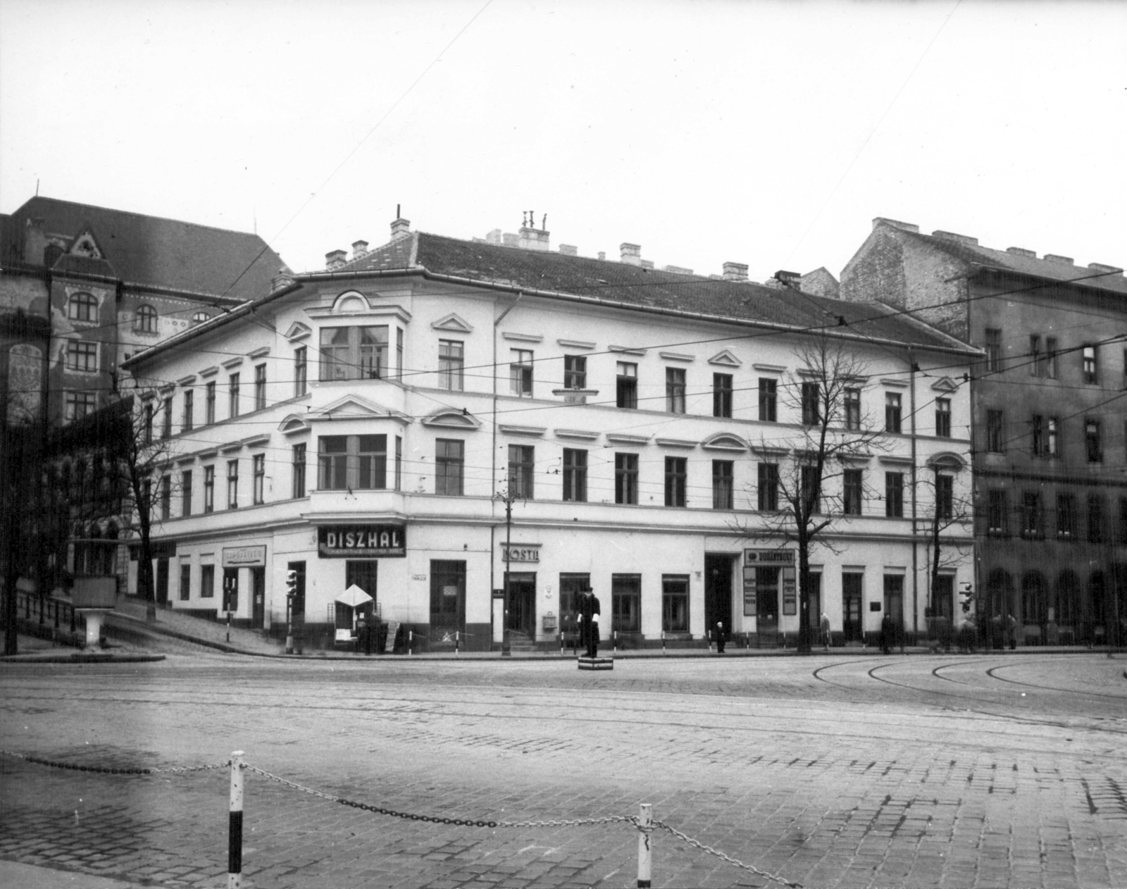 Hungary, Budapest II., Török utca 2. a Margit körút (Mártírok útja) felől nézve. A kép forrását kérjük így adja meg: Fortepan / Budapest Főváros Levéltára. Levéltári jelzet: HU_BFL_XV_19_c_11, 1960, Budapest Főváros Levéltára / Városrendezési és Építészeti Osztályának fényképei, A Fővárosi Tanács VB Városrendezési és Építészeti Osztályának, Budapest, tobacco shop, post office, pulpit for police officers, pet store, Fortepan #102001