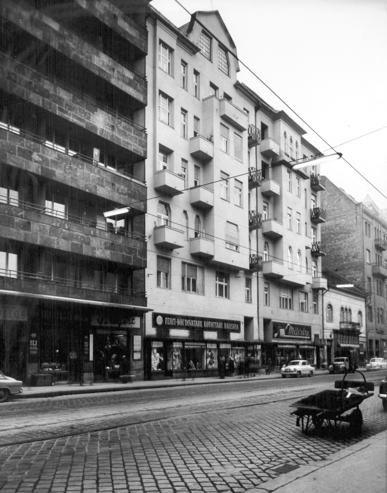Hungary, Budapest II., Margit körút (Mártírok útja) páratlan oldala a Rómer Flóris utca felől a Török utca felé nézve. A kép forrását kérjük így adja meg: Fortepan / Budapest Főváros Levéltára. Levéltári jelzet: HU_BFL_XV_19_c_11, 1960, Budapest Főváros Levéltára / Városrendezési és Építészeti Osztályának fényképei, A Fővárosi Tanács VB Városrendezési és Építészeti Osztályának, book store, Skoda-brand, studio, haberdashery, florist, pantyhose, Röltex-brand, Budapest, Fashion store, Fortepan #102004