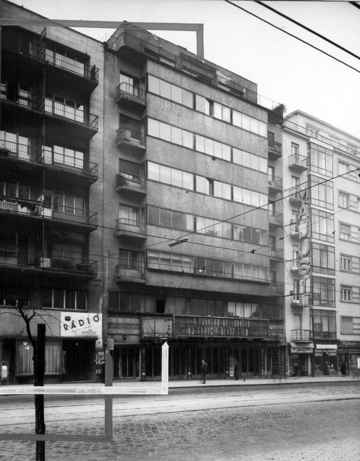 Hungary, Budapest II., Margit körút (Mártírok útja) 55., Május 1. mozi (később Átrium Film-Színház). A kép forrását kérjük így adja meg: Fortepan / Budapest Főváros Levéltára. Levéltári jelzet: HU_BFL_XV_19_c_11, 1960, Budapest Főváros Levéltára / Városrendezési és Építészeti Osztályának fényképei, A Fővárosi Tanács VB Városrendezési és Építészeti Osztályának, radio, movie theater, candy store, Budapest, Fortepan #102015
