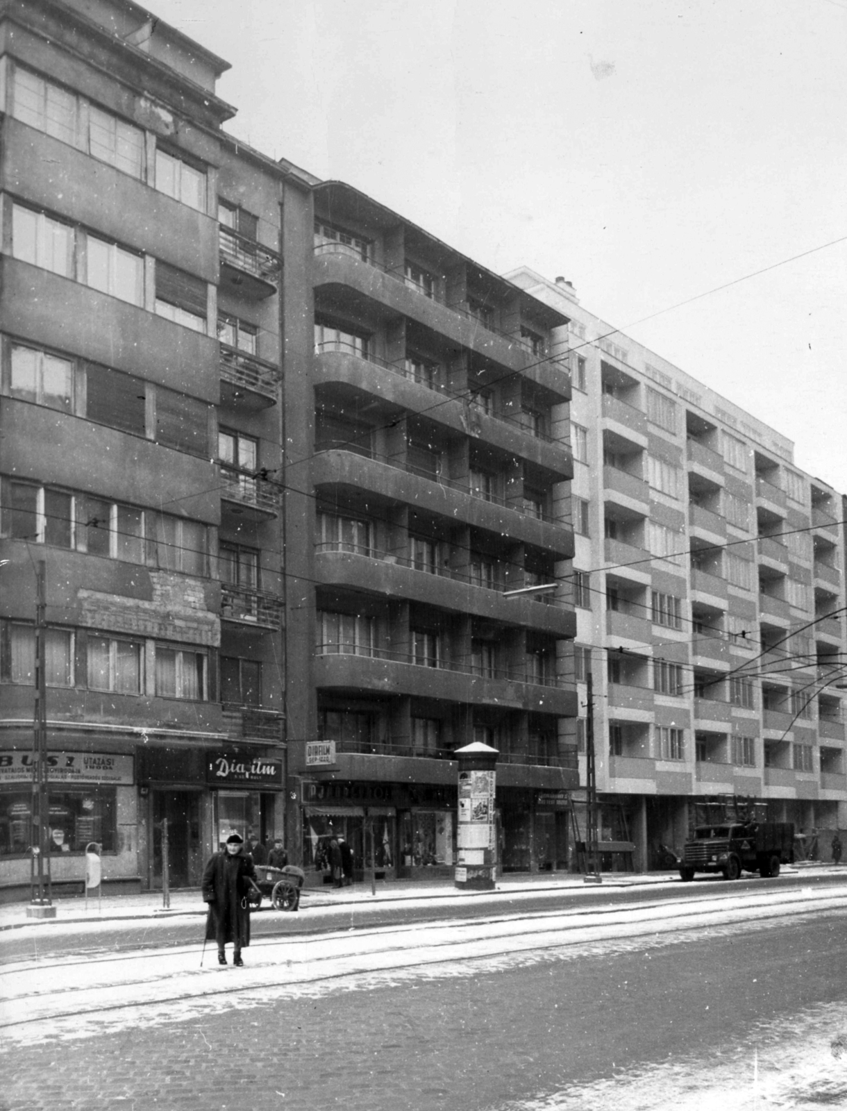 Hungary, Budapest II., Margit körút (Mártírok útja) 65. és 61-63. A kép forrását kérjük így adja meg: Fortepan / Budapest Főváros Levéltára. Levéltári jelzet: HU_BFL_XV_19_c_11, 1960, Budapest Főváros Levéltára / Városrendezési és Építészeti Osztályának fényképei, A Fővárosi Tanács VB Városrendezési és Építészeti Osztályának, Budapest, slide shop, Fortepan #102019