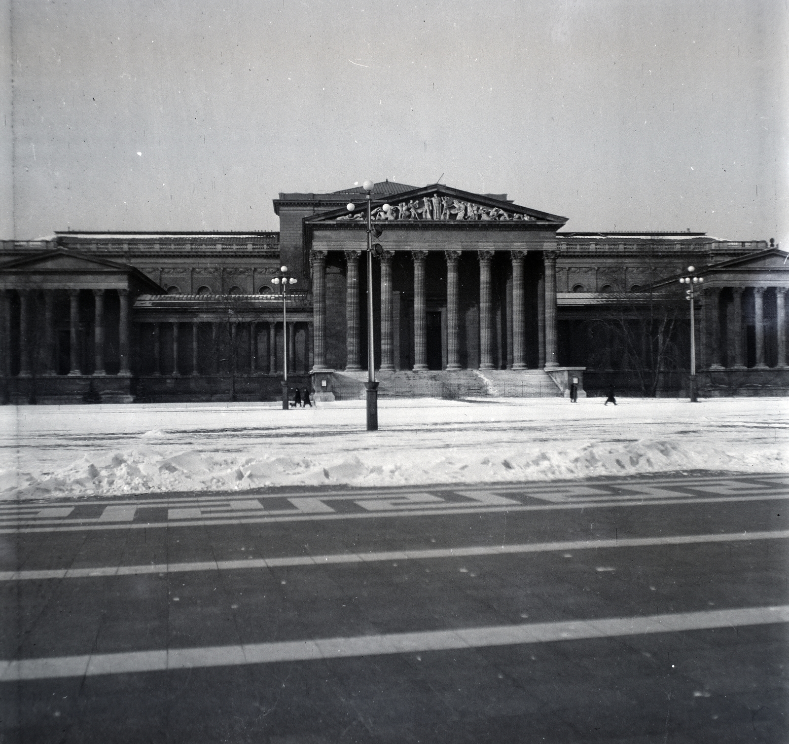 Hungary, Budapest XIV., Hősök tere, Szépművészeti Múzeum., 1943, Kurutz Márton, winter, snow, museum, eclectic architecture, Budapest, Albert Schickedanz-design, Neoclassical architecture, Fülöp Ferenc Herzog-design, Fortepan #10203