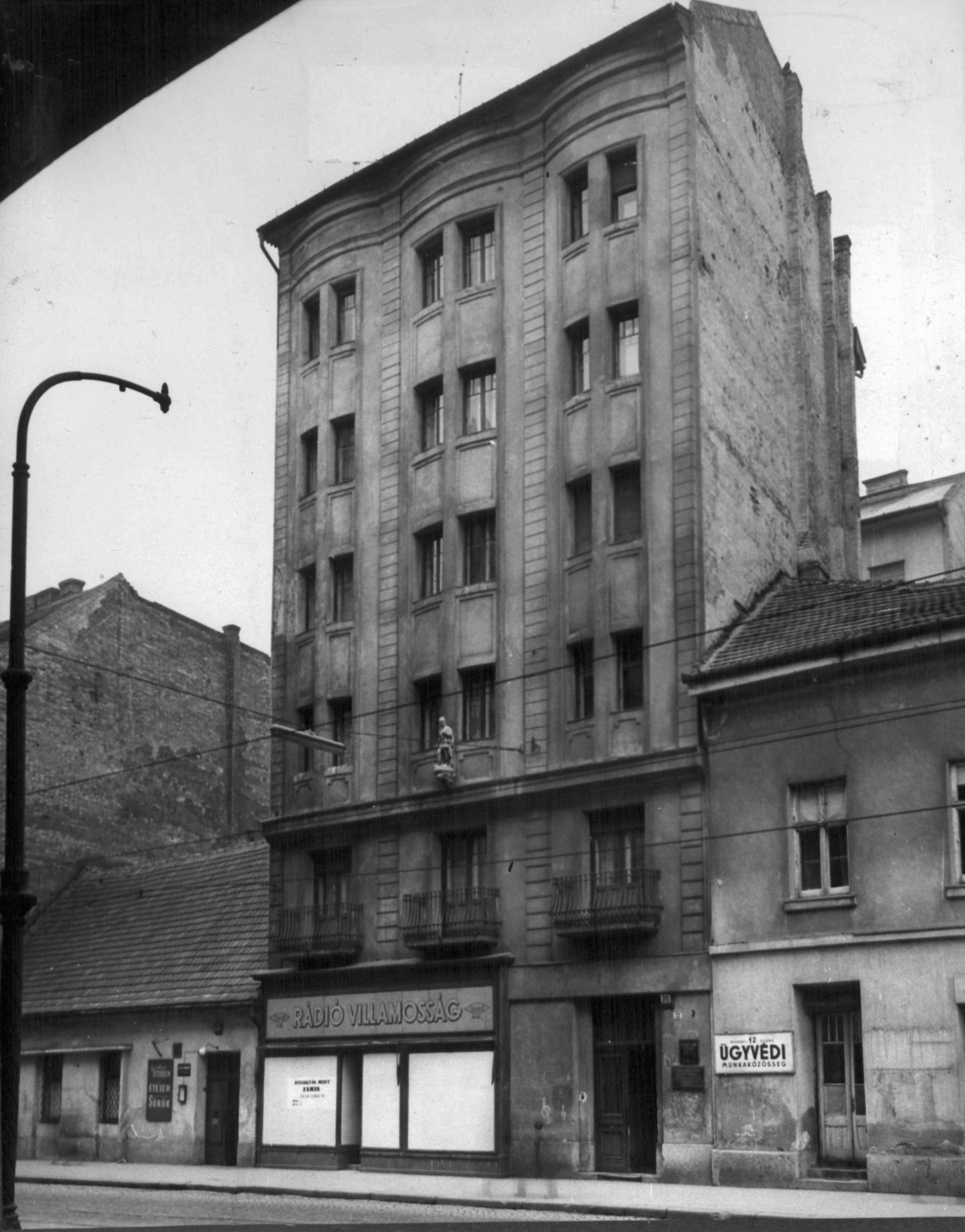 Magyarország, Budapest II., Margit körút (Mártírok útja) 22. A kép forrását kérjük így adja meg: Fortepan / Budapest Főváros Levéltára. Levéltári jelzet: HU_BFL_XV_19_c_11, 1960, Budapest Főváros Levéltára / Városrendezési és Építészeti Osztályának fényképei, A Fővárosi Tanács VB Városrendezési és Építészeti Osztályának, Budapest, épületszobor, ügyvédi munkaközösség, villamossági szaküzlet, Fortepan #102031