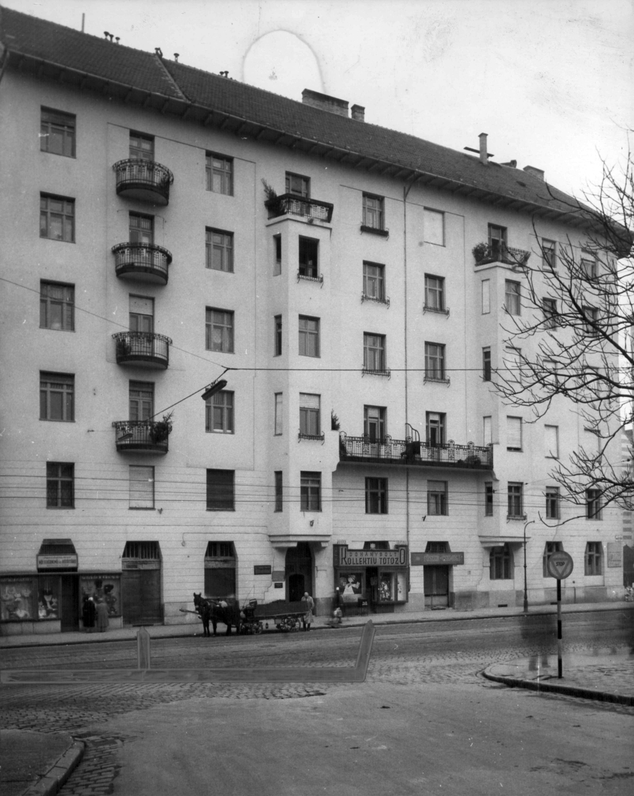 Hungary, Budapest II., Margit körút (Mártírok útja) 26., a Rómer Flóris utcából nézve. A kép forrását kérjük így adja meg: Fortepan / Budapest Főváros Levéltára. Levéltári jelzet: HU_BFL_XV_19_c_11, 1960, Budapest Főváros Levéltára / Városrendezési és Építészeti Osztályának fényképei, A Fővárosi Tanács VB Városrendezési és Építészeti Osztályának, Budapest, Horse-drawn carriage, tobacco shop, Fortepan #102033