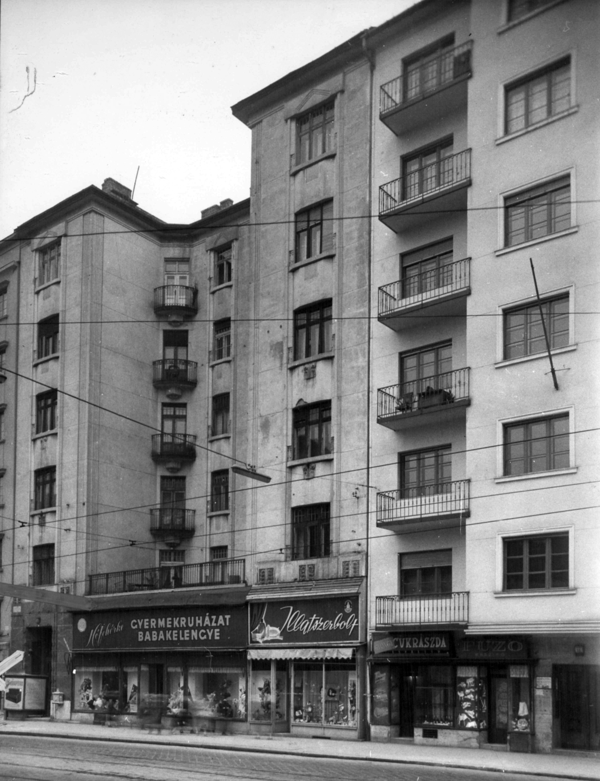 Hungary, Budapest II., Margit körút (Mártírok útja) 36. és 38/a. A kép forrását kérjük így adja meg: Fortepan / Budapest Főváros Levéltára. Levéltári jelzet: HU_BFL_XV_19_c_11, 1960, Budapest Főváros Levéltára / Városrendezési és Építészeti Osztályának fényképei, A Fővárosi Tanács VB Városrendezési és Építészeti Osztályának, Budapest, perfume store, store display, house, tenement house, pastry shop, corset, kid's wear store, Fortepan #102036