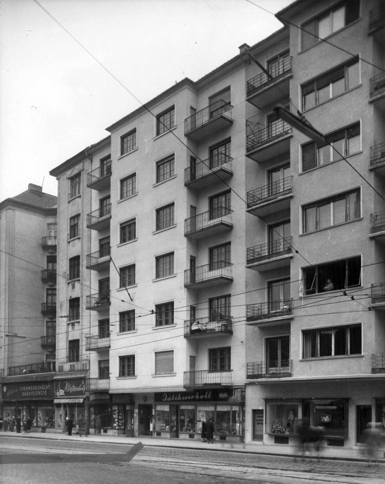 Hungary, Budapest II., Margit körút (Mártírok útja), középen a 38/a. A kép forrását kérjük így adja meg: Fortepan / Budapest Főváros Levéltára. Levéltári jelzet: HU_BFL_XV_19_c_11, 1960, Budapest Főváros Levéltára / Városrendezési és Építészeti Osztályának fényképei, A Fővárosi Tanács VB Városrendezési és Építészeti Osztályának, Budapest, perfume store, store display, pastry shop, corset, kid's wear store, Fortepan #102037