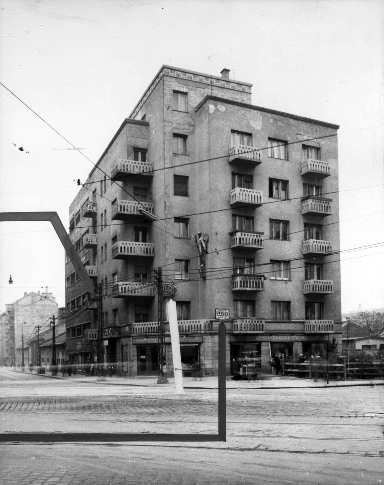 Magyarország, Budapest II., Bem József utca - Horvát utca sarok a Margit körútról (Mártírok útjáról) nézve. A kép forrását kérjük így adja meg: Fortepan / Budapest Főváros Levéltára. Levéltári jelzet: HU_BFL_XV_19_c_11, 1960, Budapest Főváros Levéltára / Városrendezési és Építészeti Osztályának fényképei, A Fővárosi Tanács VB Városrendezési és Építészeti Osztályának, Budapest, üzletportál, szobor, lakóház, erkély, Közért Vállalat, bérház, épületszobor, üveges, önkiszolgáló, Fortepan #102039