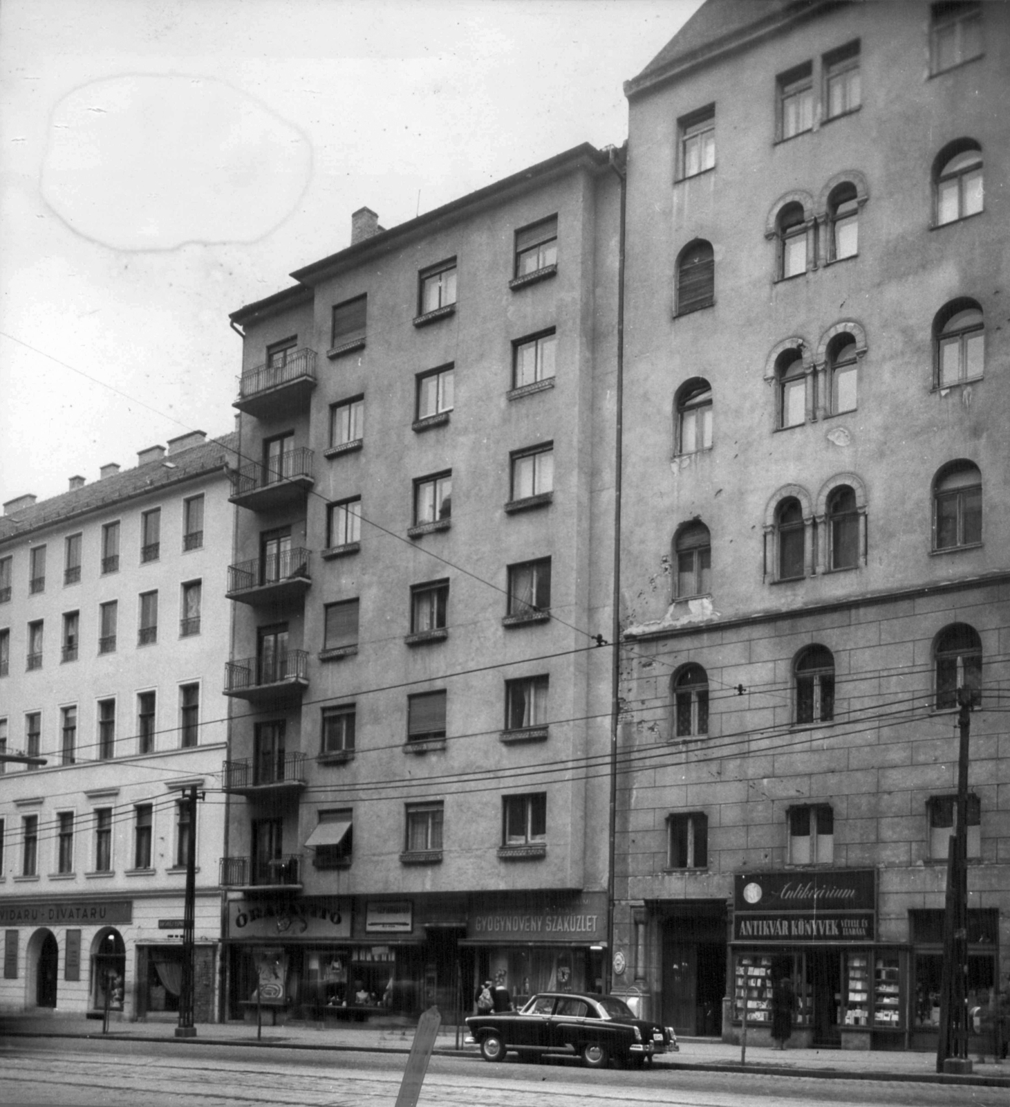Hungary, Budapest II., Margit körút (Mártírok útja), középen a 42. A kép forrását kérjük így adja meg: Fortepan / Budapest Főváros Levéltára. Levéltári jelzet: HU_BFL_XV_19_c_11, 1960, Budapest Főváros Levéltára / Városrendezési és Építészeti Osztályának fényképei, A Fővárosi Tanács VB Városrendezési és Építészeti Osztályának, Budapest, automobile, store display, tenement house, clockmaker, Fashion store, antiquarian bookstore, herbal shop, Fortepan #102040