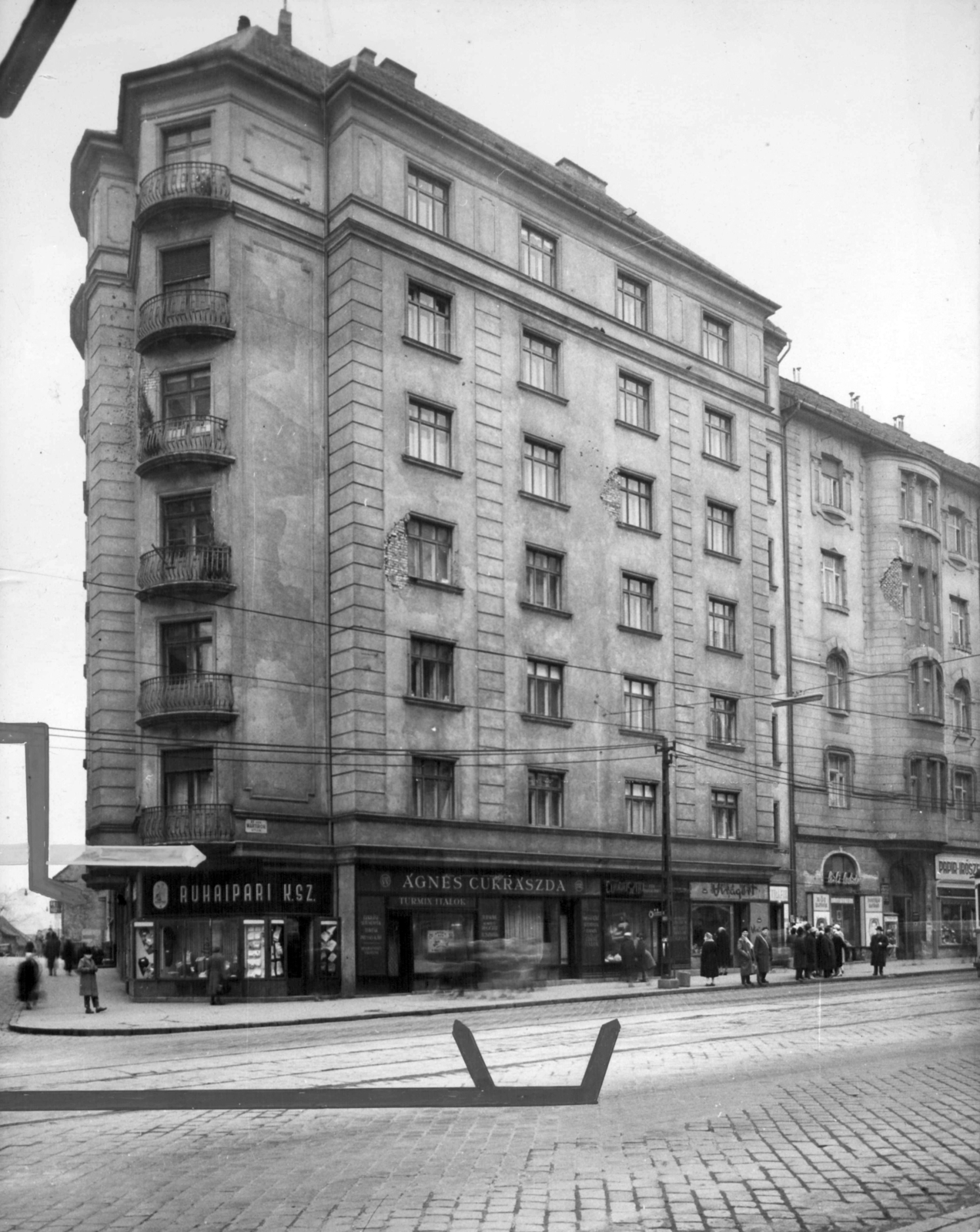 Hungary, Budapest II., Margit körút (Mártírok útja) - Kapás utca sarok. A kép forrását kérjük így adja meg: Fortepan / Budapest Főváros Levéltára. Levéltári jelzet: HU_BFL_XV_19_c_11, 1960, Budapest Főváros Levéltára / Városrendezési és Építészeti Osztályának fényképei, A Fővárosi Tanács VB Városrendezési és Építészeti Osztályának, pastry shop, clothing store, Budapest, Fortepan #102042