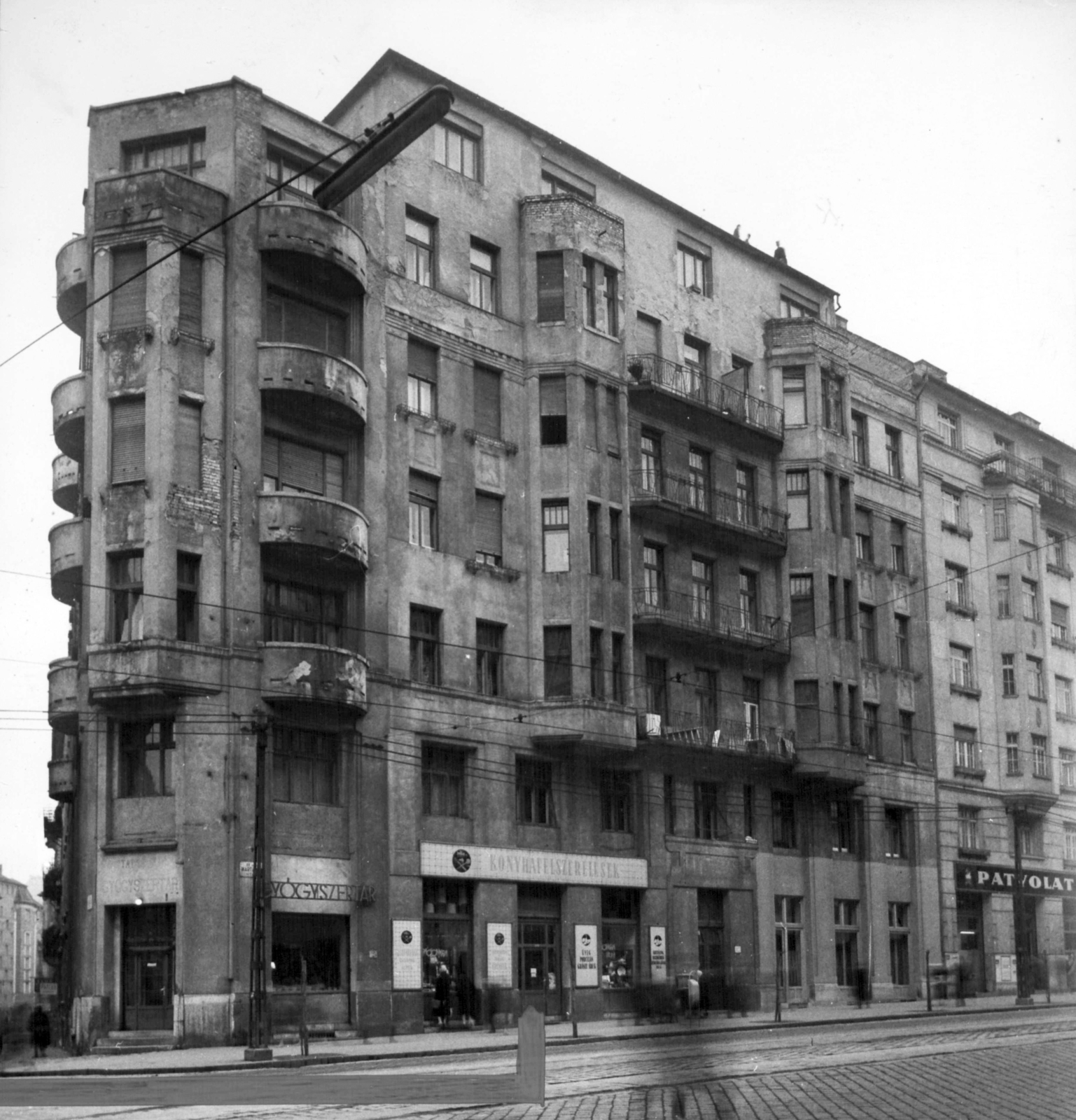Hungary, Budapest II., Margit körút (Mártírok útja) 54., balra az Erőd utca. A kép forrását kérjük így adja meg: Fortepan / Budapest Főváros Levéltára. Levéltári jelzet: HU_BFL_XV_19_c_11, 1960, Budapest Főváros Levéltára / Városrendezési és Építészeti Osztályának fényképei, A Fővárosi Tanács VB Városrendezési és Építészeti Osztályának, Budapest, balcony, Patyolat shop, kitchenware, pharmacy, Fortepan #102045