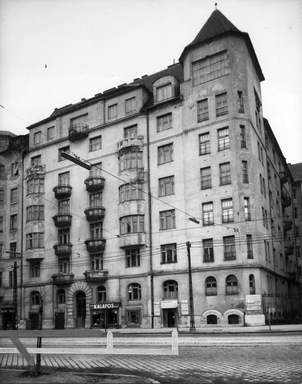 Hungary, Budapest II., Margit körút (Mártírok útja) 64/a. A kép forrását kérjük így adja meg: Fortepan / Budapest Főváros Levéltára. Levéltári jelzet: HU_BFL_XV_19_c_11, 1960, Budapest Főváros Levéltára / Városrendezési és Építészeti Osztályának fényképei, A Fővárosi Tanács VB Városrendezési és Építészeti Osztályának, Budapest, balcony, hat shop, Fortepan #102050