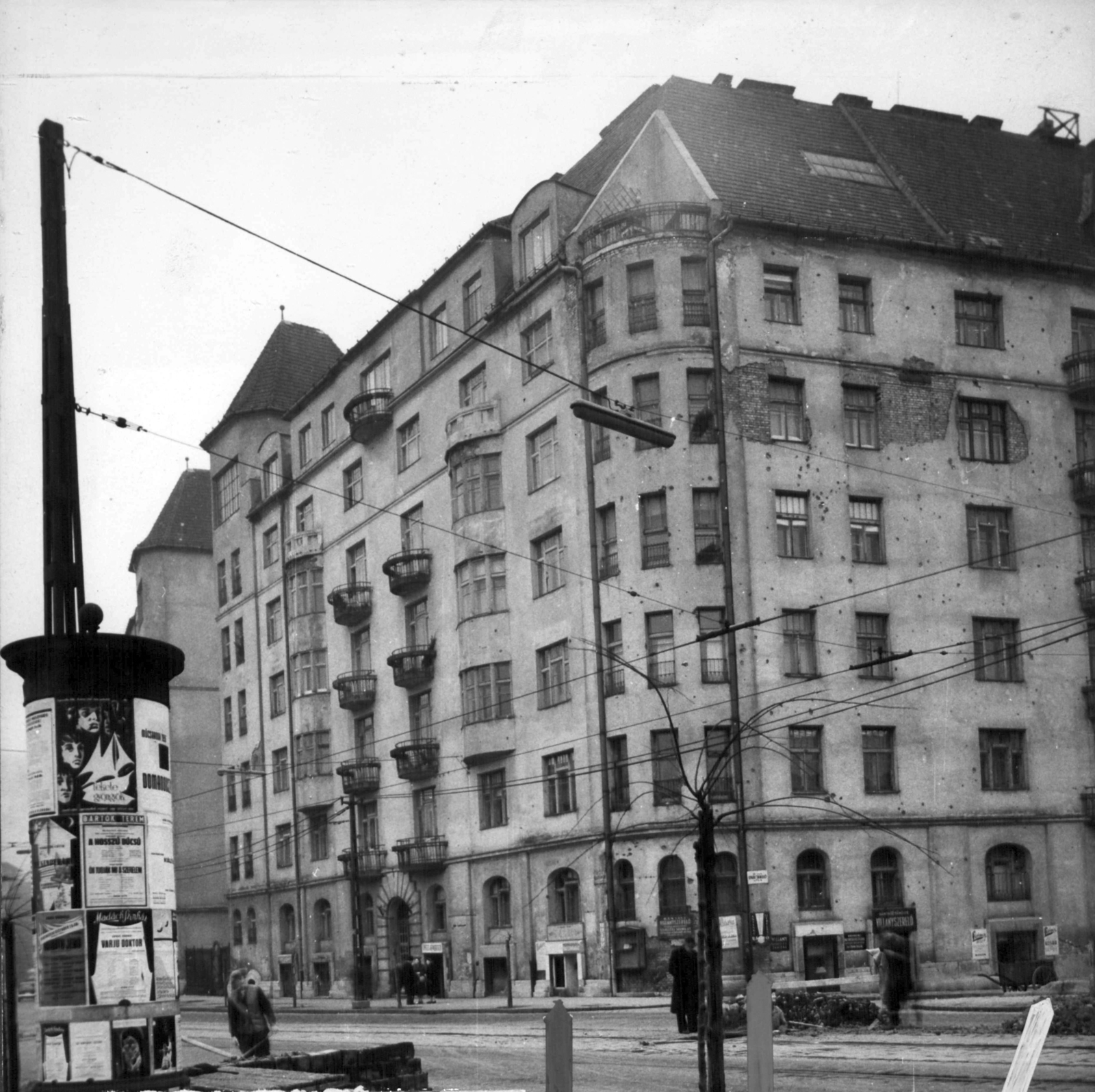 Hungary, Budapest II., Margit körút (Mártírok útja) 64/b, jobbra a Bakfark Bálint (Iparos tanuló) utca torkolata. A kép forrását kérjük így adja meg: Fortepan / Budapest Főváros Levéltára. Levéltári jelzet: HU_BFL_XV_19_c_11, 1960, Budapest Főváros Levéltára / Városrendezési és Építészeti Osztályának fényképei, A Fővárosi Tanács VB Városrendezési és Építészeti Osztályának, Budapest, ad pillar, bullet hole, Fortepan #102051