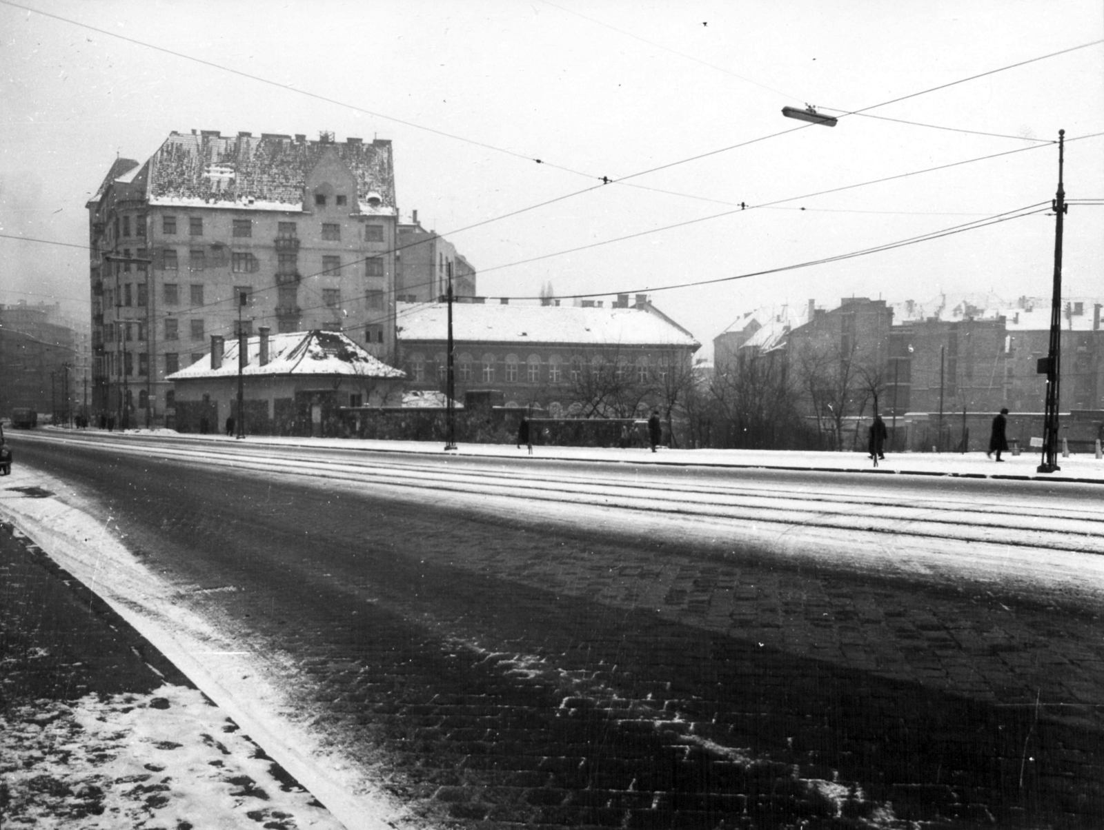 Hungary, Budapest II., Margit körút (Mártírok útja), szemben a a Bakfark Bálint (Iparos tanuló) utca - Széna tér közötti szakaszon a budai Alsóváros védelmére emelt középkori városfal maradványa. A kép forrását kérjük így adja meg: Fortepan / Budapest Főváros Levéltára. Levéltári jelzet: HU_BFL_XV_19_c_11, 1960, Budapest Főváros Levéltára / Városrendezési és Építészeti Osztályának fényképei, A Fővárosi Tanács VB Városrendezési és Építészeti Osztályának, Budapest, city wall, Fortepan #102052