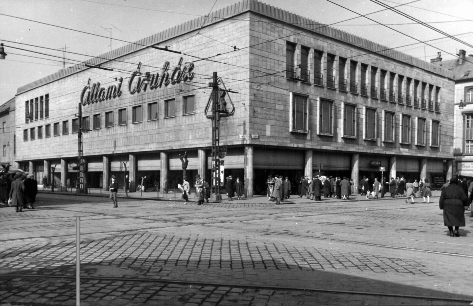 Magyarország, Budapest IV., Árpád út - István (Bajcsy-Zsilinszky) út sarok, Állami Áruház. A kép forrását kérjük így adja meg: Fortepan / Budapest Főváros Levéltára. Levéltári jelzet: HU_BFL_XV_19_c_11, 1961, Budapest Főváros Levéltára / Városrendezési és Építészeti Osztályának fényképei, A Fővárosi Tanács VB Városrendezési és Építészeti Osztályának, áruház, Budapest, Fortepan #102078