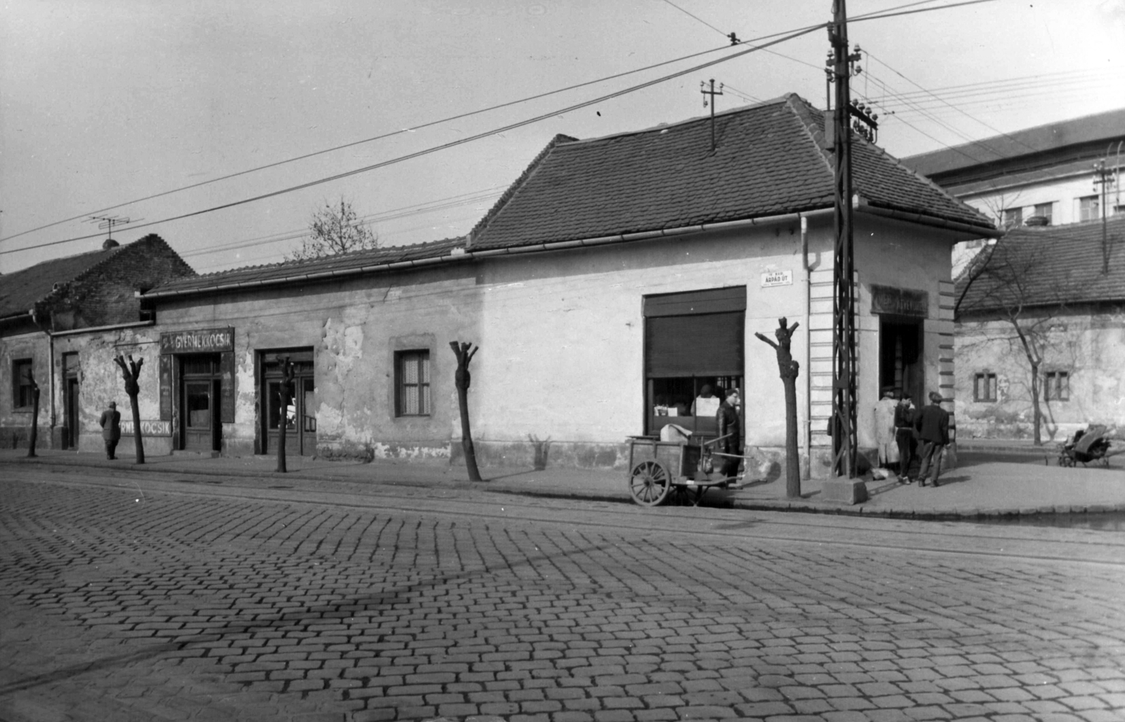 Hungary, Budapest IV., Árpád út 104. A kép forrását kérjük így adja meg: Fortepan / Budapest Főváros Levéltára. Levéltári jelzet: HU_BFL_XV_19_c_11, 1961, Budapest Főváros Levéltára / Városrendezési és Építészeti Osztályának fényképei, A Fővárosi Tanács VB Városrendezési és Építészeti Osztályának, wheelbarrow, Budapest, Fortepan #102092