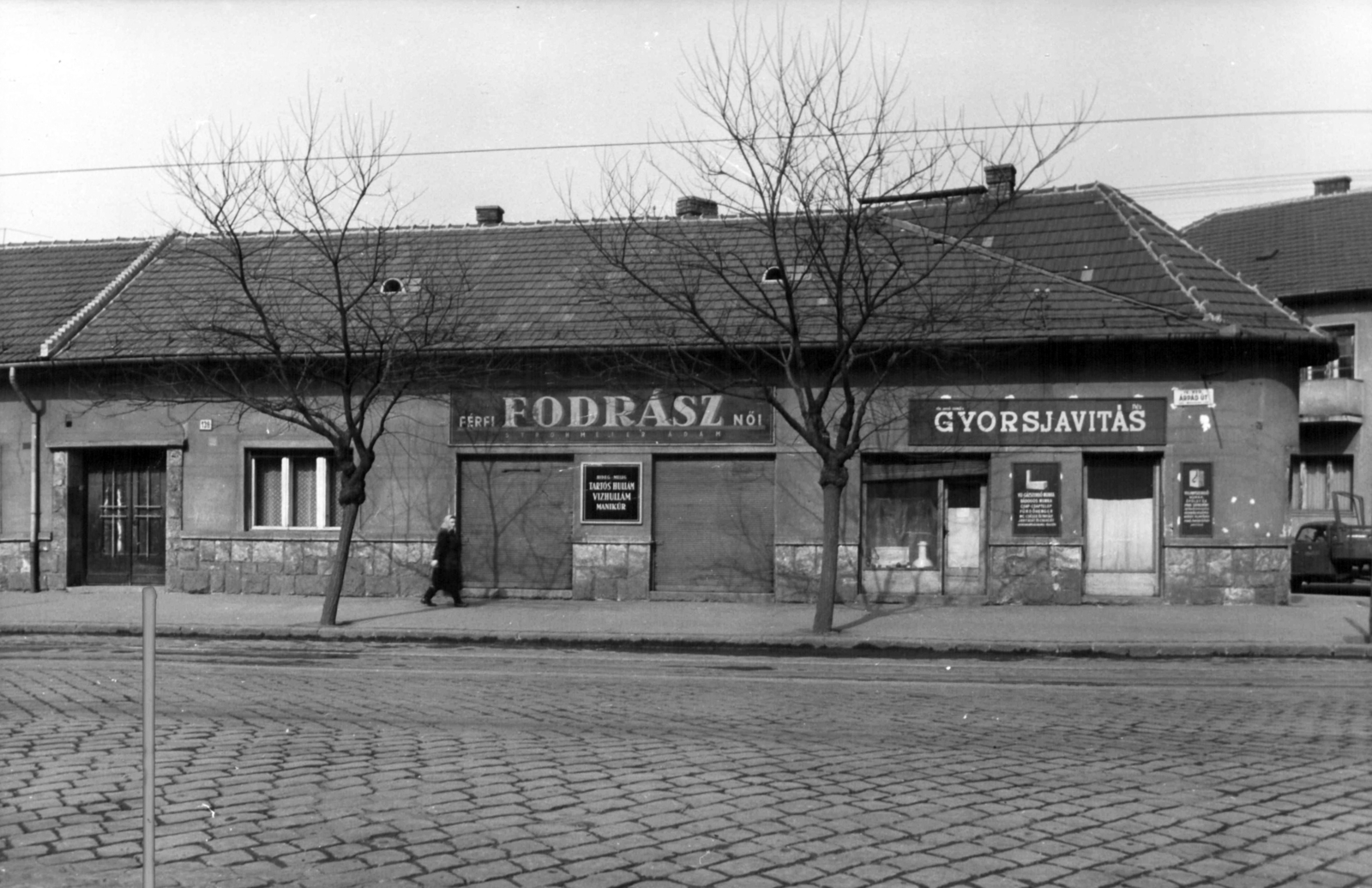 Magyarország, Budapest IV., Árpád út 136. A kép forrását kérjük így adja meg: Fortepan / Budapest Főváros Levéltára. Levéltári jelzet: HU_BFL_XV_19_c_11, 1961, Budapest Főváros Levéltára / Városrendezési és Építészeti Osztályának fényképei, A Fővárosi Tanács VB Városrendezési és Építészeti Osztályának, fodrászat, Budapest, Fortepan #102105