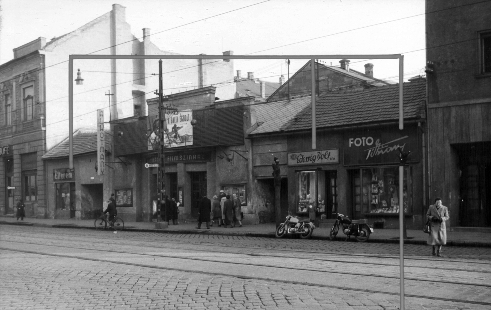Magyarország, Budapest IV., Árpád út 57-59., Alkotmány mozi. A kép forrását kérjük így adja meg: Fortepan / Budapest Főváros Levéltára. Levéltári jelzet: HU_BFL_XV_19_c_11, 1961, Budapest Főváros Levéltára / Városrendezési és Építészeti Osztályának fényképei, A Fővárosi Tanács VB Városrendezési és Építészeti Osztályának, Budapest, filmplakát, mozi, étterem, fényképész, Édességbolt, Fortepan #102155