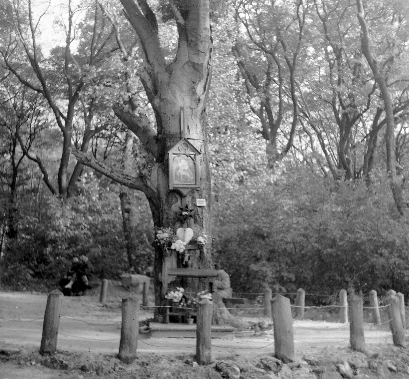 Hungary, Budapest XII., Jánoshegy, Erzsébet királyné emlékhely, imazsámollyal és Mária képpel., 1950, Kurutz Márton, Budapest, Catholic Church, prayer stool, memorial, Fortepan #10216