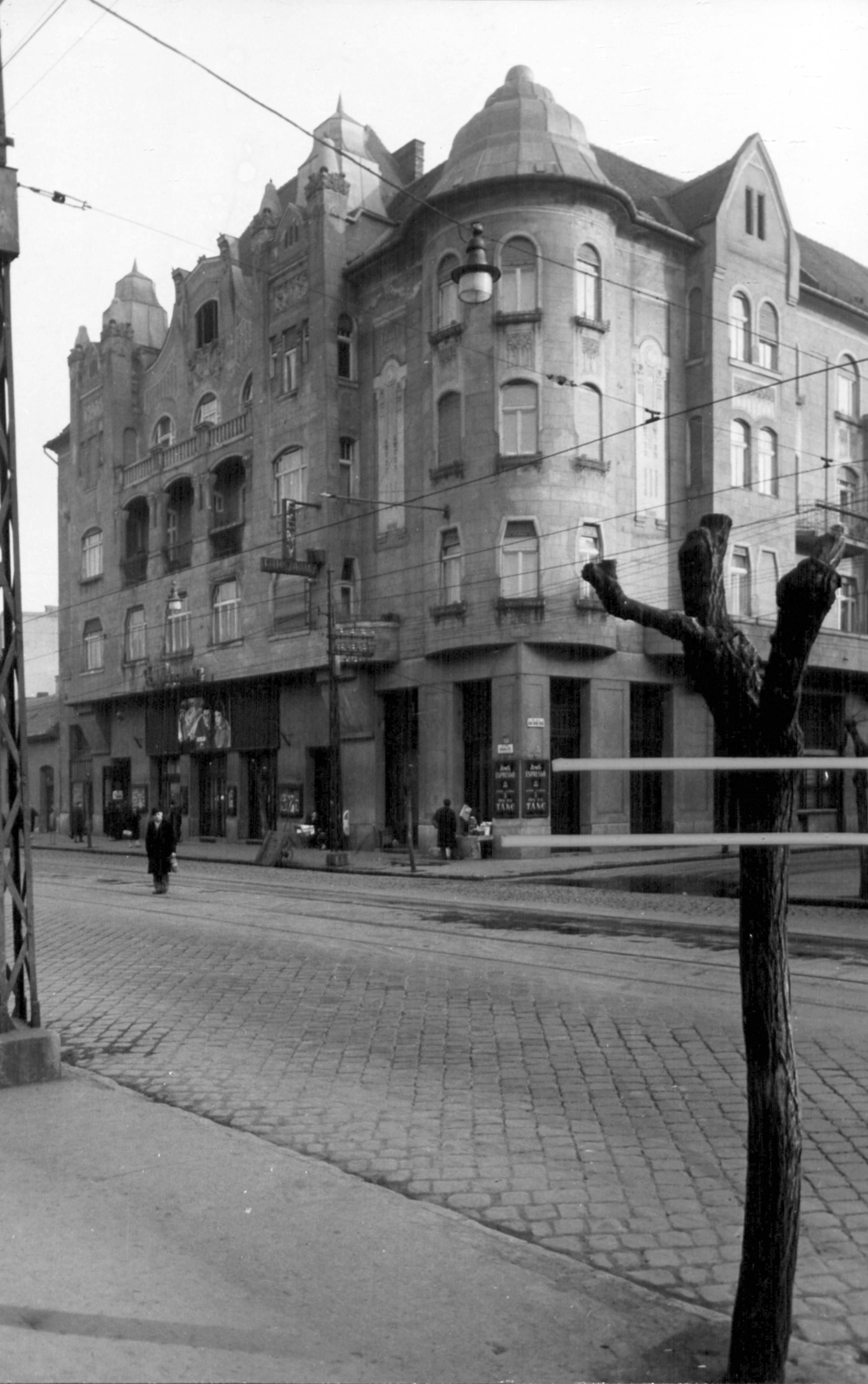 Magyarország, Budapest IV., Árpád út 77., Fény mozi. A kép forrását kérjük így adja meg: Fortepan / Budapest Főváros Levéltára. Levéltári jelzet: HU_BFL_XV_19_c_11, 1961, Budapest Főváros Levéltára / Városrendezési és Építészeti Osztályának fényképei, A Fővárosi Tanács VB Városrendezési és Építészeti Osztályának, Budapest, filmplakát, mozi, Fortepan #102162