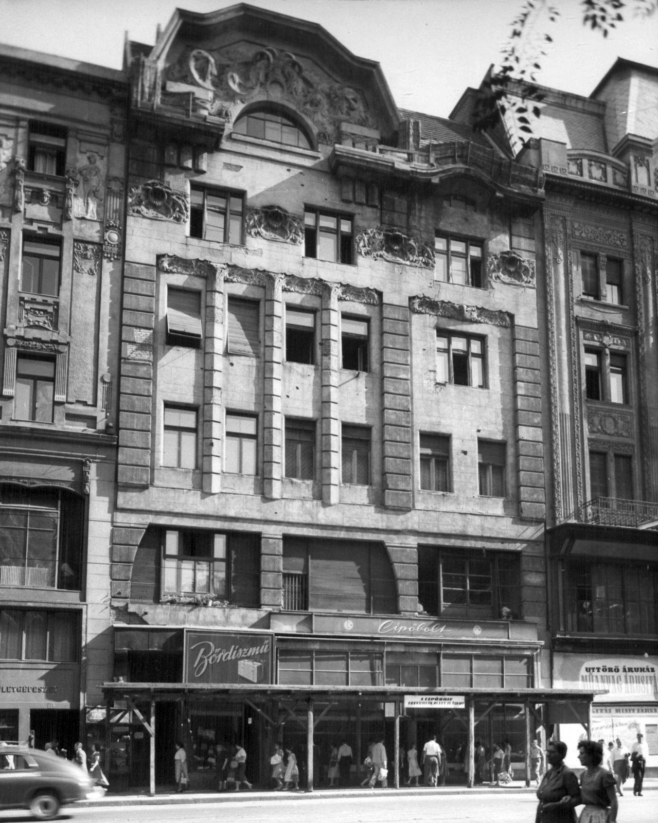 Hungary, Budapest V., Kossuth Lajos utca 15. A kép forrását kérjük így adja meg: Fortepan / Budapest Főváros Levéltára. Levéltári jelzet: HU_BFL_XV_19_c_11, 1960, Budapest Főváros Levéltára / Városrendezési és Építészeti Osztályának fényképei, A Fővárosi Tanács VB Városrendezési és Építészeti Osztályának, sign-board, pedestrian, genre painting, Secession, shoe store, Budapest, leather goods, Fortepan #102176
