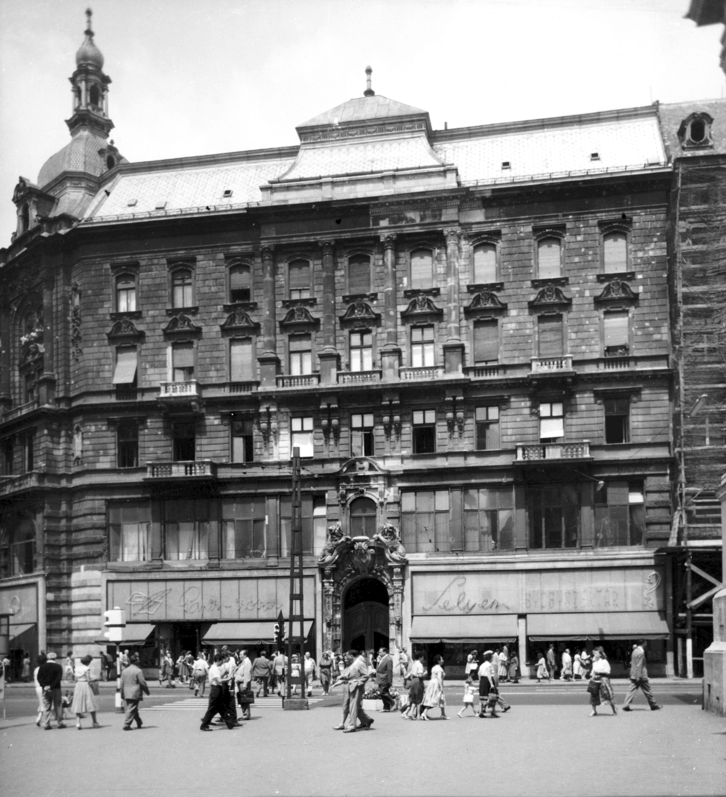 Hungary, Budapest V., Kossuth Lajos utca 2/a a Belvárosi Ferences templom elöl nézve. A kép forrását kérjük így adja meg: Fortepan / Budapest Főváros Levéltára. Levéltári jelzet: HU_BFL_XV_19_c_11, 1960, Budapest Főváros Levéltára / Városrendezési és Építészeti Osztályának fényképei, A Fővárosi Tanács VB Városrendezési és Építészeti Osztályának, sign-board, pedestrian, street view, genre painting, signal, pharmacy, scaffolding, Budapest, paper shop, Fortepan #102181