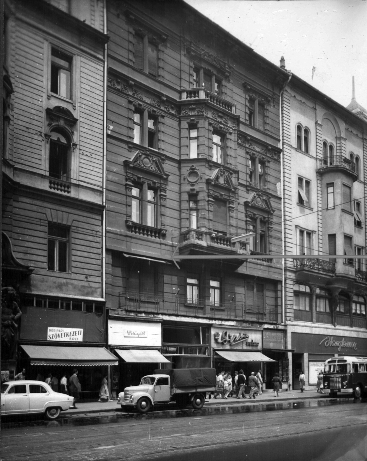 Hungary, Budapest V., Kossuth Lajos utca 6. A kép forrását kérjük így adja meg: Fortepan / Budapest Főváros Levéltára. Levéltári jelzet: HU_BFL_XV_19_c_11, 1960, Budapest Főváros Levéltára / Városrendezési és Építészeti Osztályának fényképei, A Fővárosi Tanács VB Városrendezési és Építészeti Osztályának, bus, sign-board, pedestrian, commercial vehicle, street view, genre painting, record, automobile, florist, Budapest, Fashion store, Fortepan #102185