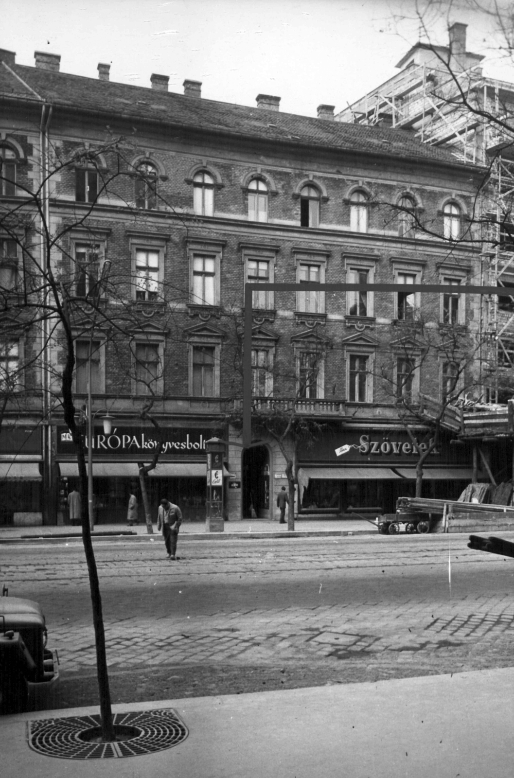 Hungary, Budapest VII., Erzsébet (Lenin) körút 20. A kép forrását kérjük így adja meg: Fortepan / Budapest Főváros Levéltára. Levéltári jelzet: HU_BFL_XV_19_c_11, 1960, Budapest Főváros Levéltára / Városrendezési és Építészeti Osztályának fényképei, A Fővárosi Tanács VB Városrendezési és Építészeti Osztályának, Budapest, book store, haberdashery, Fortepan #102196