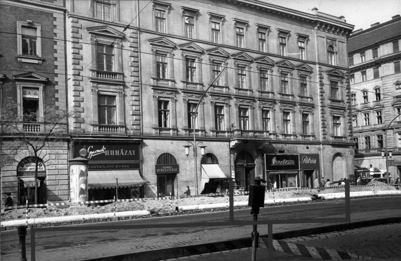 Hungary, Budapest VI.,Budapest VII., Erzsébet (Lenin) körút 58., jobbra a Király (Majakovszkij) utca. A kép forrását kérjük így adja meg: Fortepan / Budapest Főváros Levéltára. Levéltári jelzet: HU_BFL_XV_19_c_11, 1960, Budapest Főváros Levéltára / Városrendezési és Építészeti Osztályának fényképei, A Fővárosi Tanács VB Városrendezési és Építészeti Osztályának, Budapest, street repair, clockmaker, kid's wear store, coffee house, clothing store, umbrella repair, Fortepan #102198