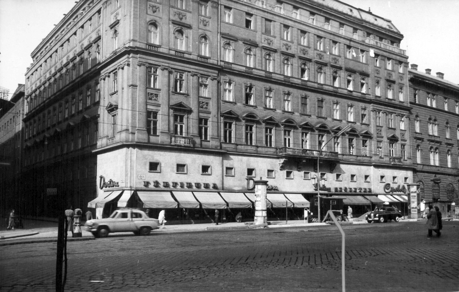 Magyarország, Budapest VI., Teréz körút 6. (Lenin körút 64.), Dohnányi Ernő (Szófia) utca sarok. A kép forrását kérjük így adja meg: Fortepan / Budapest Főváros Levéltára. Levéltári jelzet: HU_BFL_XV_19_c_11, 1960, Budapest Főváros Levéltára / Városrendezési és Építészeti Osztályának fényképei, A Fővárosi Tanács VB Városrendezési és Építészeti Osztályának, Budapest, ruhaüzlet, cipőbolt, csibilámpa, Fortepan #102201