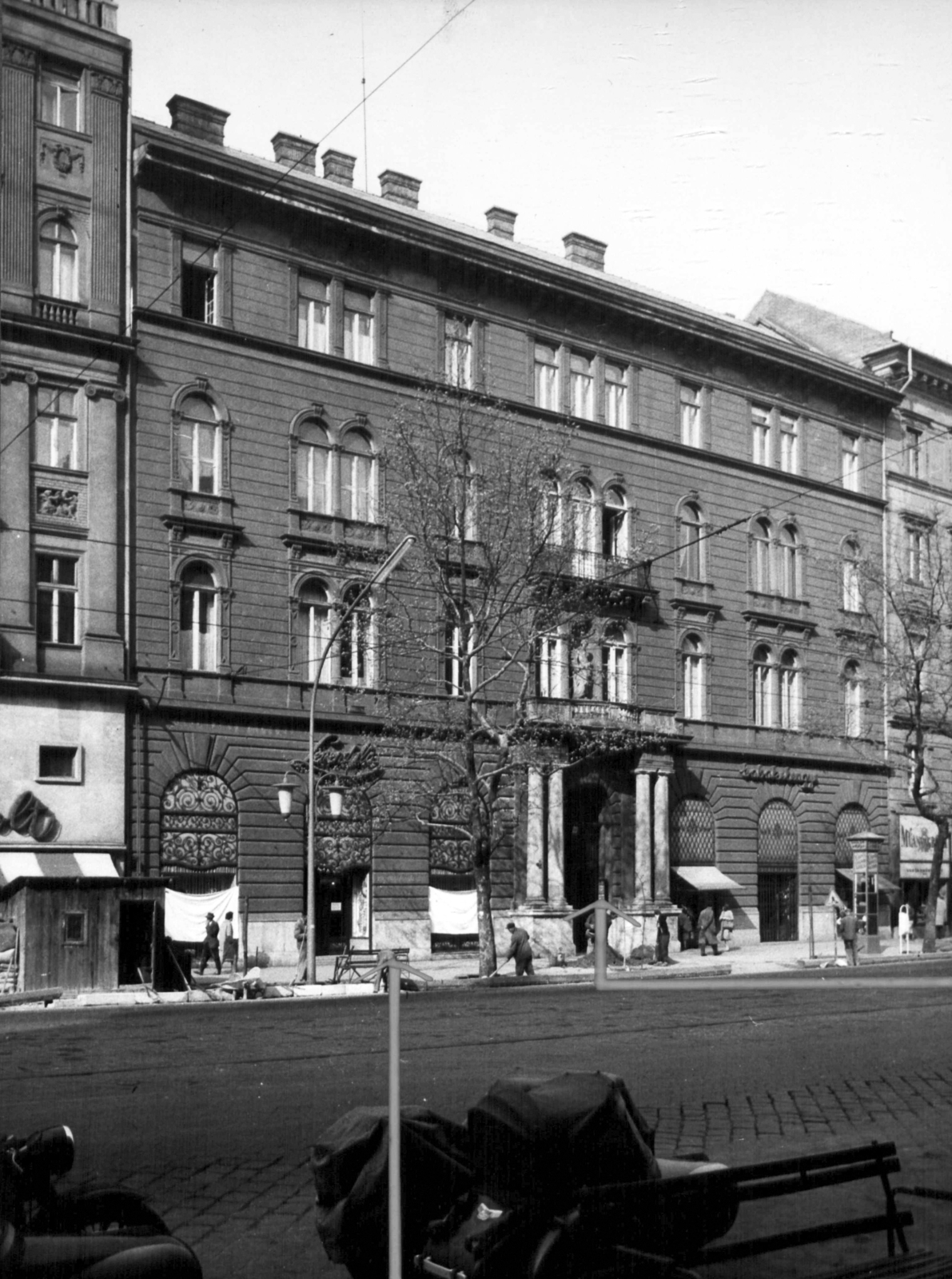 Hungary, Budapest VI., Teréz körút 8. (Lenin körút 66.). A kép forrását kérjük így adja meg: Fortepan / Budapest Főváros Levéltára. Levéltári jelzet: HU_BFL_XV_19_c_11, 1960, Budapest Főváros Levéltára / Városrendezési és Építészeti Osztályának fényképei, A Fővárosi Tanács VB Városrendezési és Építészeti Osztályának, Budapest, street repair, Fortepan #102202