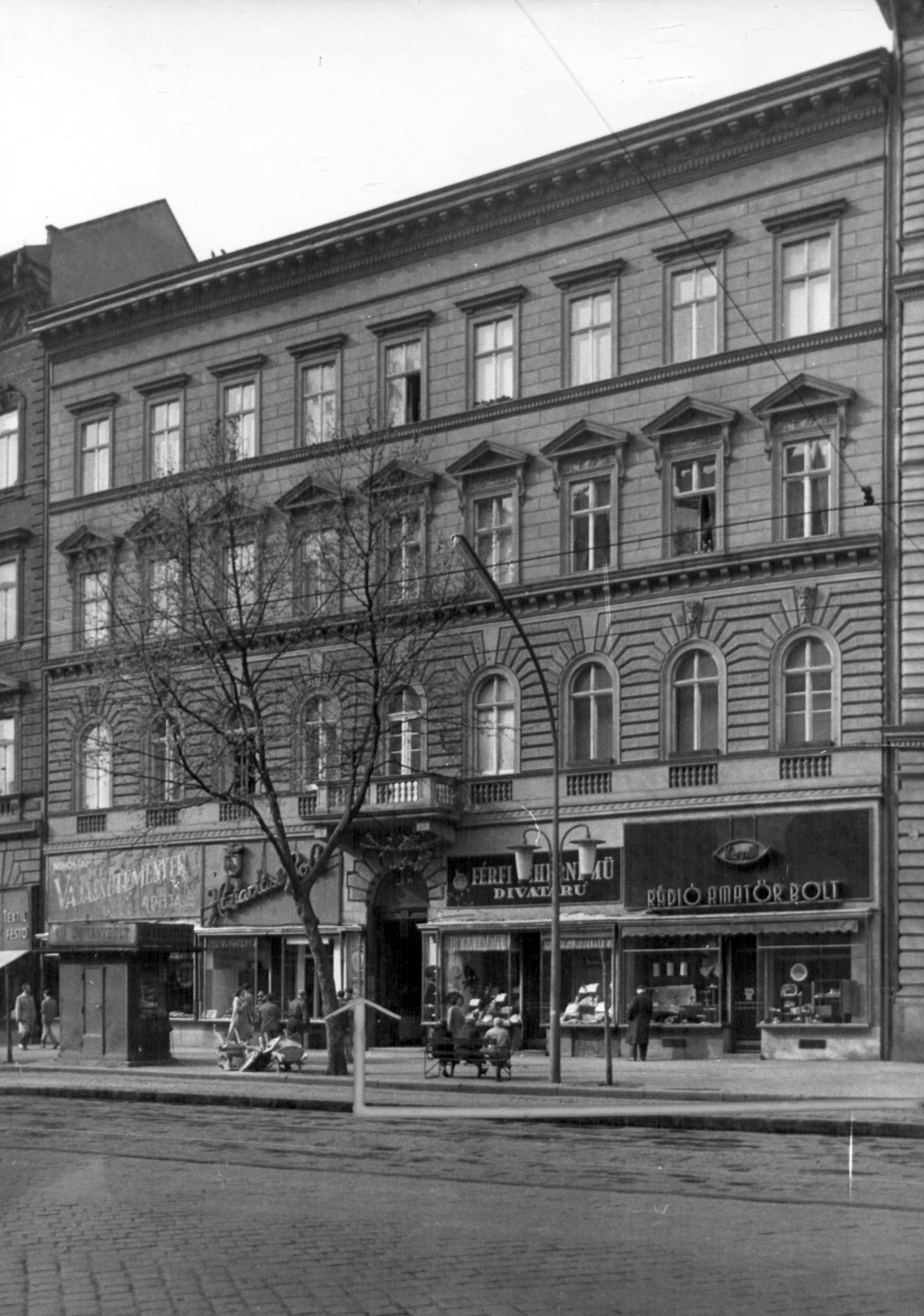 Hungary, Budapest VI., Teréz körút 20. (Lenin körút 78.). A kép forrását kérjük így adja meg: Fortepan / Budapest Főváros Levéltára. Levéltári jelzet: HU_BFL_XV_19_c_11, 1960, Budapest Főváros Levéltára / Városrendezési és Építészeti Osztályának fényképei, A Fővárosi Tanács VB Városrendezési és Építészeti Osztályának, Show window, sign-board, street view, tobacco shop, hardware store, ham radio, neon sign, Budapest, Fashion store, radio shop, Fortepan #102206