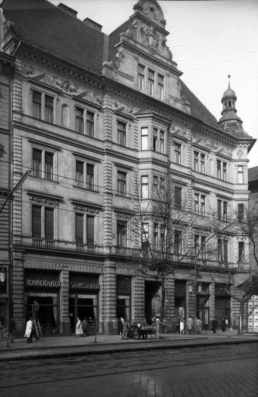 Hungary, Budapest VI., Teréz körút 22. (Lenin körút 80.). A kép forrását kérjük így adja meg: Fortepan / Budapest Főváros Levéltára. Levéltári jelzet: HU_BFL_XV_19_c_11, 1960, Budapest Főváros Levéltára / Városrendezési és Építészeti Osztályának fényképei, A Fővárosi Tanács VB Városrendezési és Építészeti Osztályának, Budapest, furniture shop, Fortepan #102207