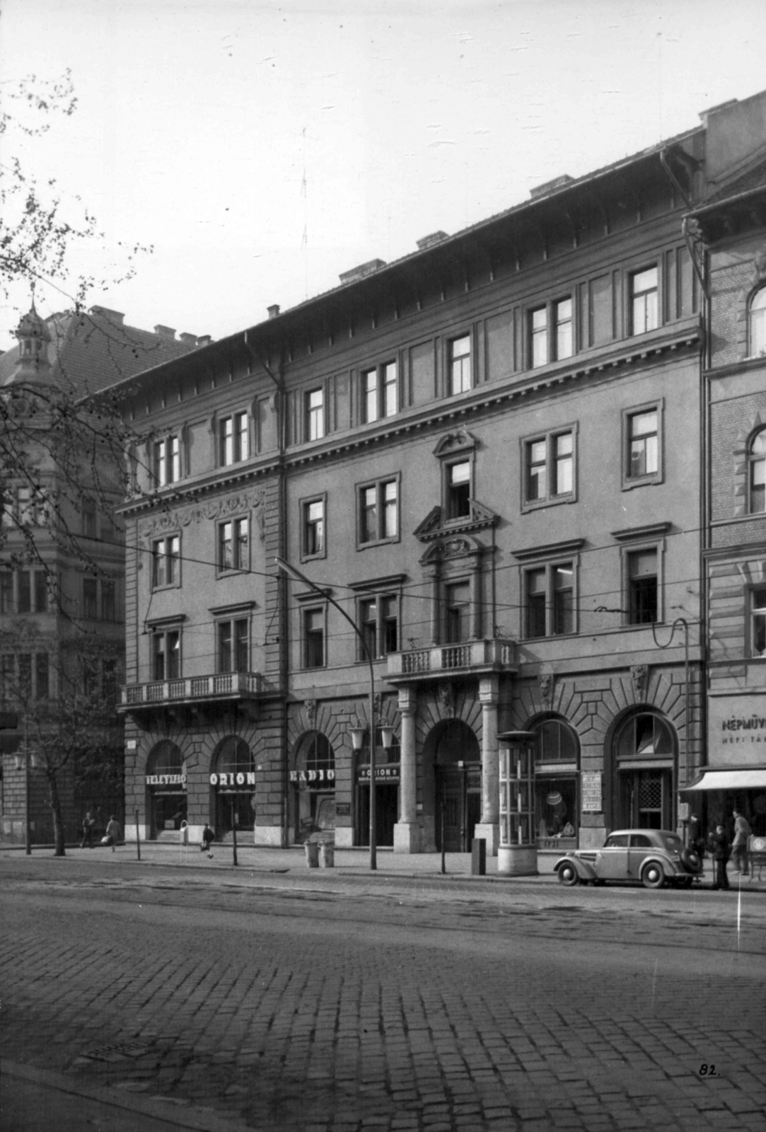 Hungary, Budapest VI., Teréz körút 24. (Lenin körút 82.), balra az Aradi utca torkolata. A kép forrását kérjük így adja meg: Fortepan / Budapest Főváros Levéltára. Levéltári jelzet: HU_BFL_XV_19_c_11, 1960, Budapest Főváros Levéltára / Városrendezési és Építészeti Osztályának fényképei, A Fővárosi Tanács VB Városrendezési és Építészeti Osztályának, Orion-brand, Budapest, radio repair, TV repair, automobile, Fortepan #102208