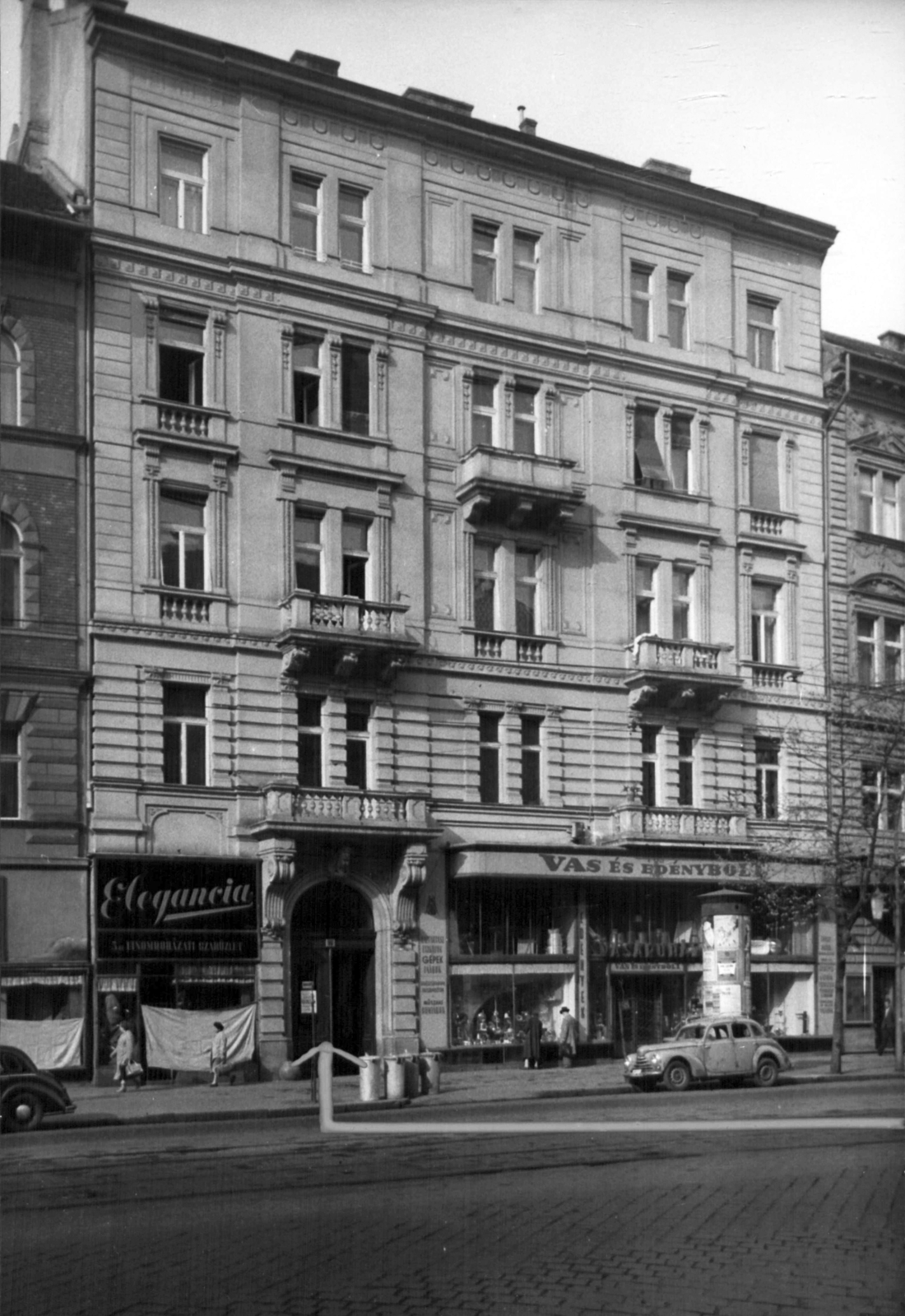 Hungary, Budapest VI., Teréz körút 28. (Lenin körút 86.). A kép forrását kérjük így adja meg: Fortepan / Budapest Főváros Levéltára. Levéltári jelzet: HU_BFL_XV_19_c_11, 1960, Budapest Főváros Levéltára / Városrendezési és Építészeti Osztályának fényképei, A Fővárosi Tanács VB Városrendezési és Építészeti Osztályának, Budapest, clothing store, hardware store, Fortepan #102210