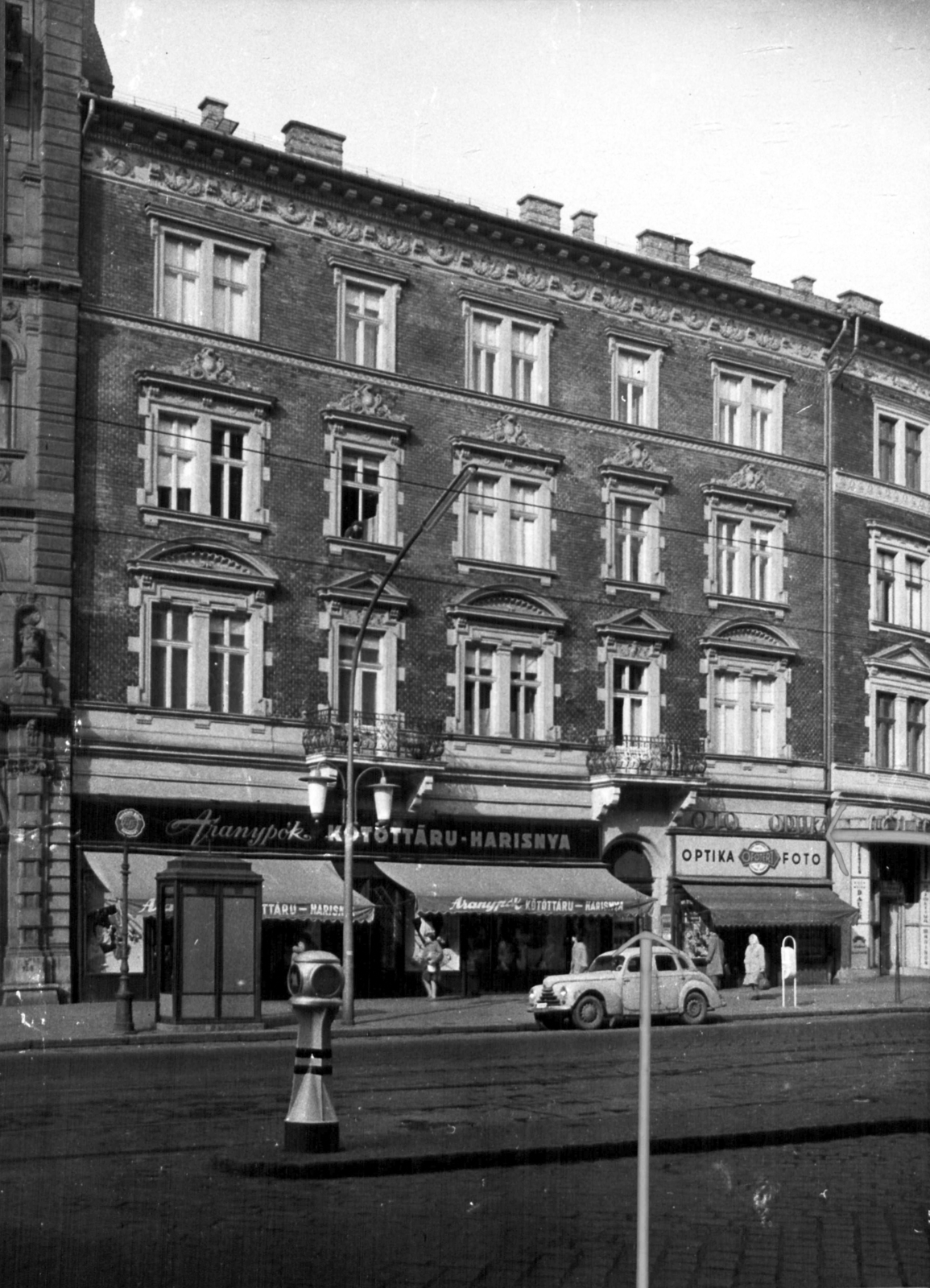 Hungary, Budapest VI., Teréz körút 50. (Lenin körút 108.). A kép forrását kérjük így adja meg: Fortepan / Budapest Főváros Levéltára. Levéltári jelzet: HU_BFL_XV_19_c_11, 1960, Budapest Főváros Levéltára / Városrendezési és Építészeti Osztályának fényképei, A Fővárosi Tanács VB Városrendezési és Építészeti Osztályának, Budapest, phone booth, optician, Fashion store, csibi lamp, Fortepan #102219