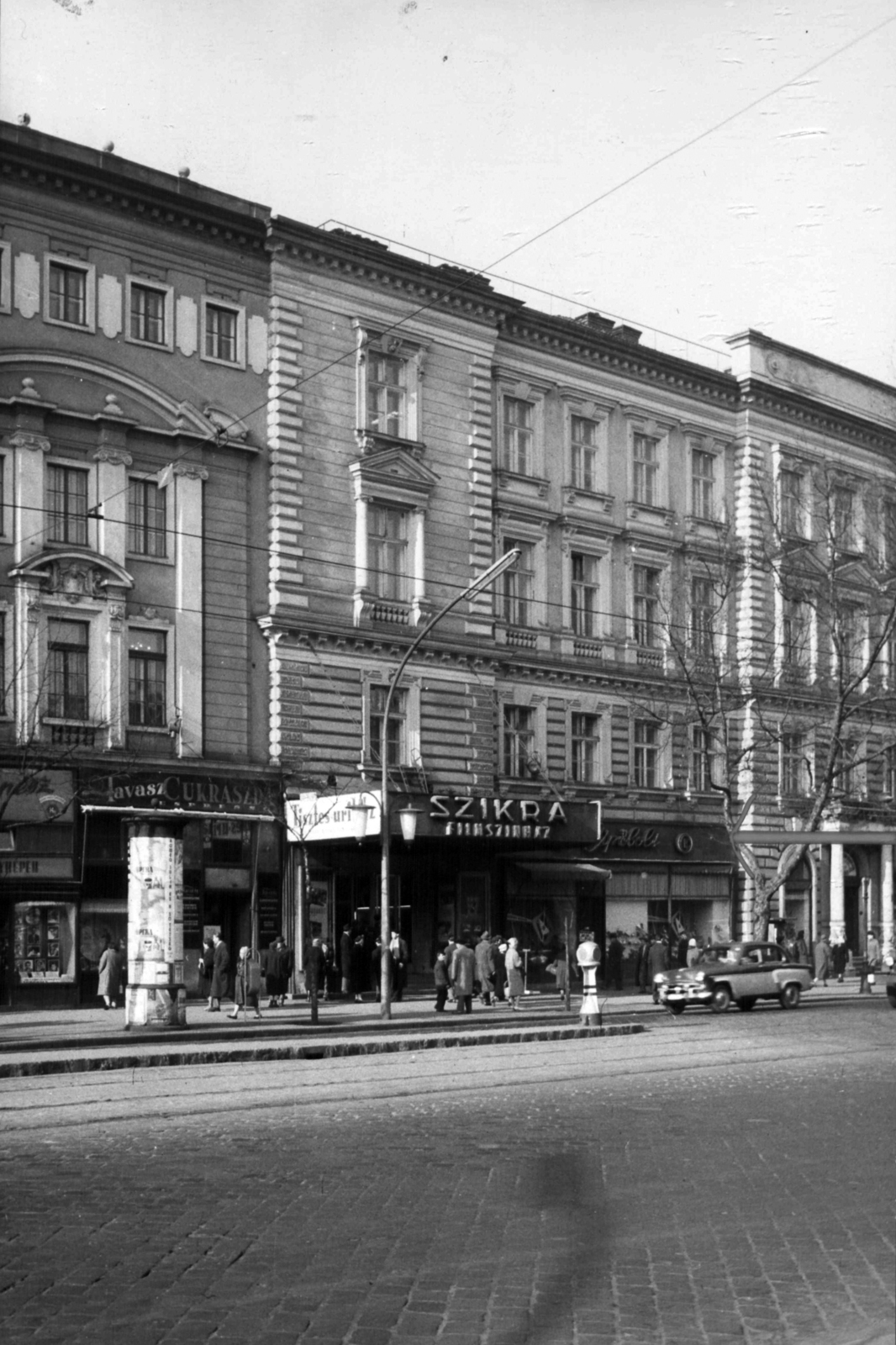 Hungary, Budapest VI., Teréz körút 62. (Lenin körút 120.), Szikra mozi. A kép forrását kérjük így adja meg: Fortepan / Budapest Főváros Levéltára. Levéltári jelzet: HU_BFL_XV_19_c_11, 1961, Budapest Főváros Levéltára / Városrendezési és Építészeti Osztályának fényképei, A Fővárosi Tanács VB Városrendezési és Építészeti Osztályának, Budapest, movie theater, Fortepan #102224