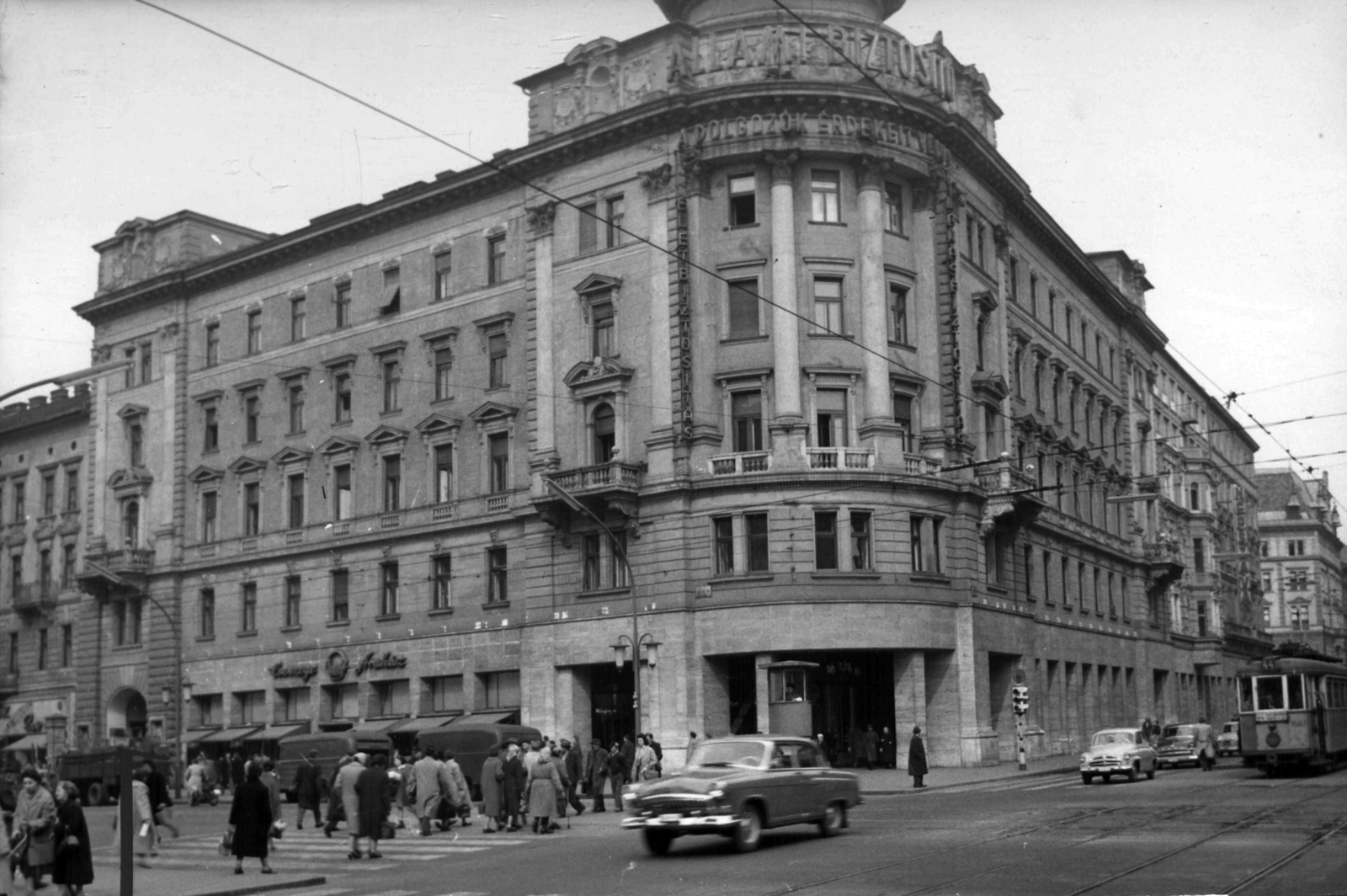 Hungary, Budapest VII., Rákóczi út - Erzsébet (Lenin) körút sarok, Csemege Áruház / éjjel-nappal közért. A kép forrását kérjük így adja meg: Fortepan / Budapest Főváros Levéltára. Levéltári jelzet: HU_BFL_XV_19_c_11, 1960, Budapest Főváros Levéltára / Városrendezési és Építészeti Osztályának fényképei, A Fővárosi Tanács VB Városrendezési és Építészeti Osztályának, Budapest, crosswalk, Fortepan #102226