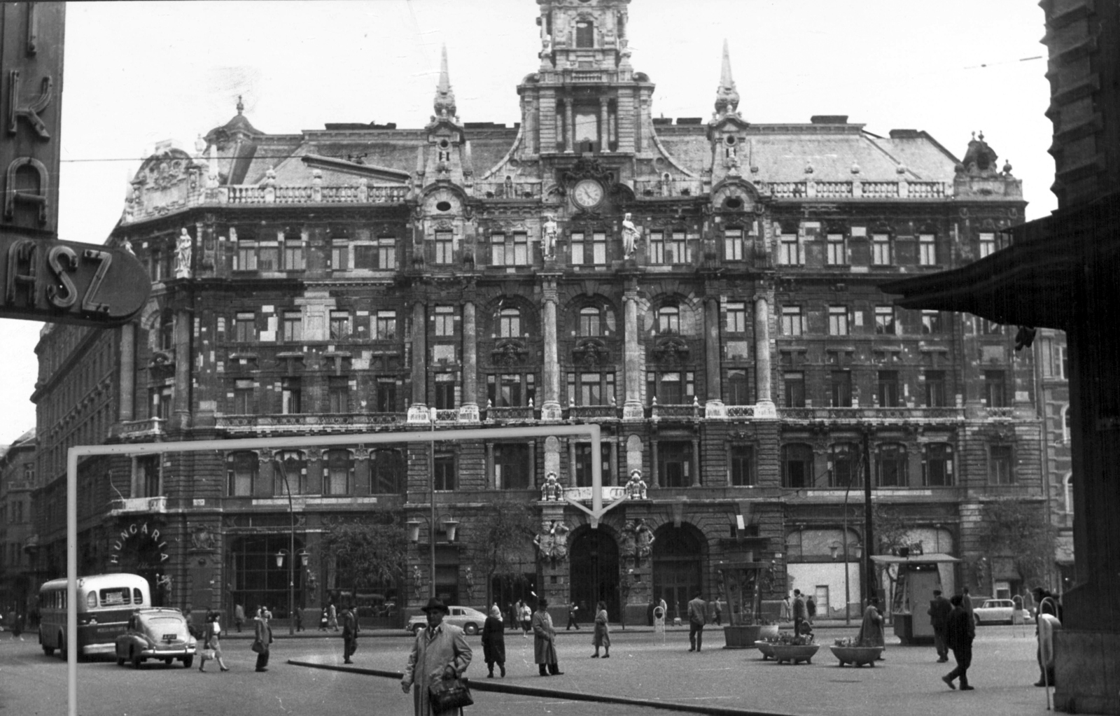 Hungary, Budapest VII., Erzsébet (Lenin) körút 9-11., New York-palota a Dohány utcából nézve. A kép forrását kérjük így adja meg: Fortepan / Budapest Főváros Levéltára. Levéltári jelzet: HU_BFL_XV_19_c_11, 1960, Budapest Főváros Levéltára / Városrendezési és Építészeti Osztályának fényképei, A Fővárosi Tanács VB Városrendezési és Építészeti Osztályának, Budapest, public clock, eclectic architecture, Fortepan #102229