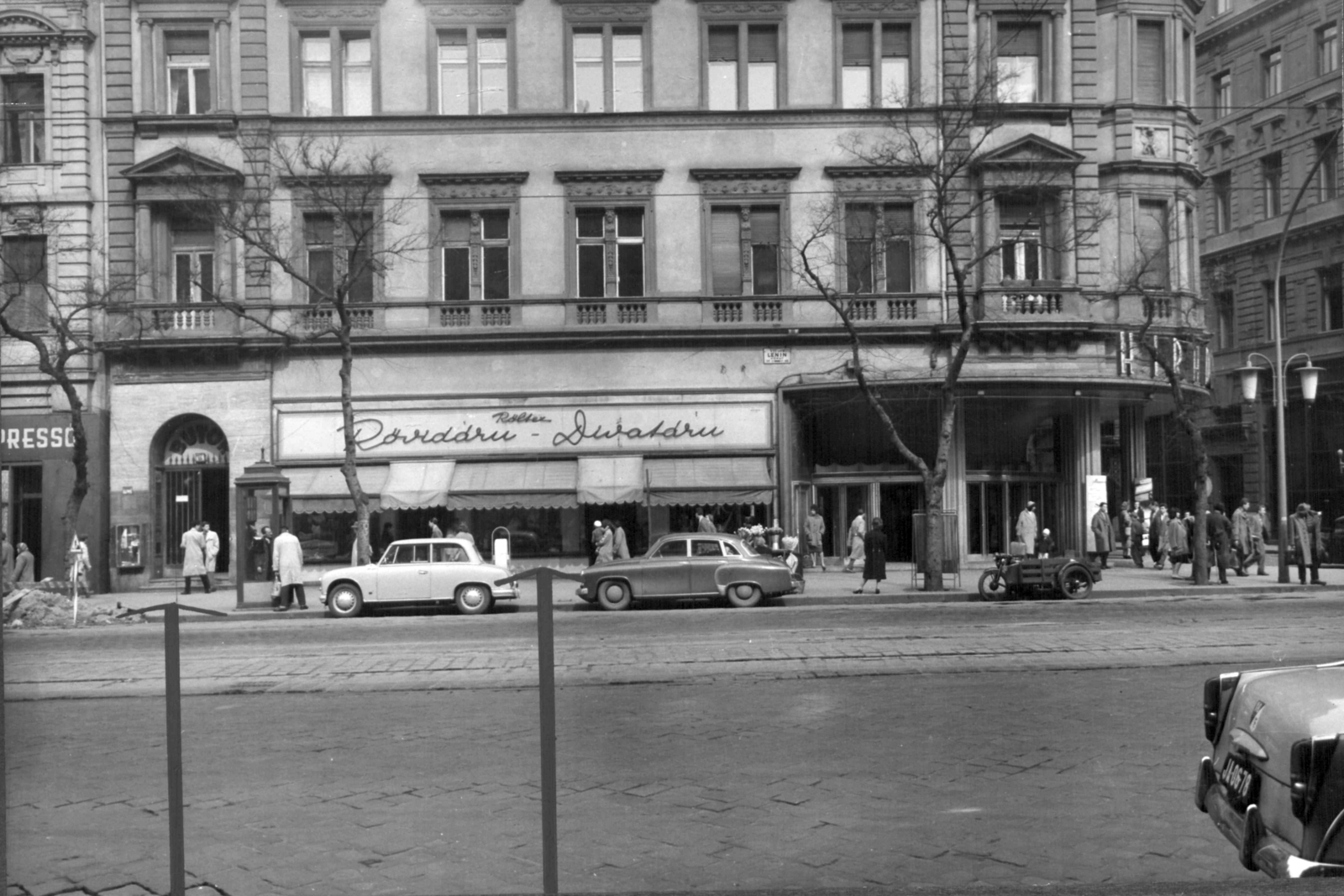 Hungary, Budapest VII., Erzsébet (Lenin) körút 13., a Dohány utca sarkán a Híradó mozi. A kép forrását kérjük így adja meg: Fortepan / Budapest Főváros Levéltára. Levéltári jelzet: HU_BFL_XV_19_c_11, 1960, Budapest Főváros Levéltára / Városrendezési és Építészeti Osztályának fényképei, A Fővárosi Tanács VB Városrendezési és Építészeti Osztályának, Budapest, haberdashery, Fortepan #102230