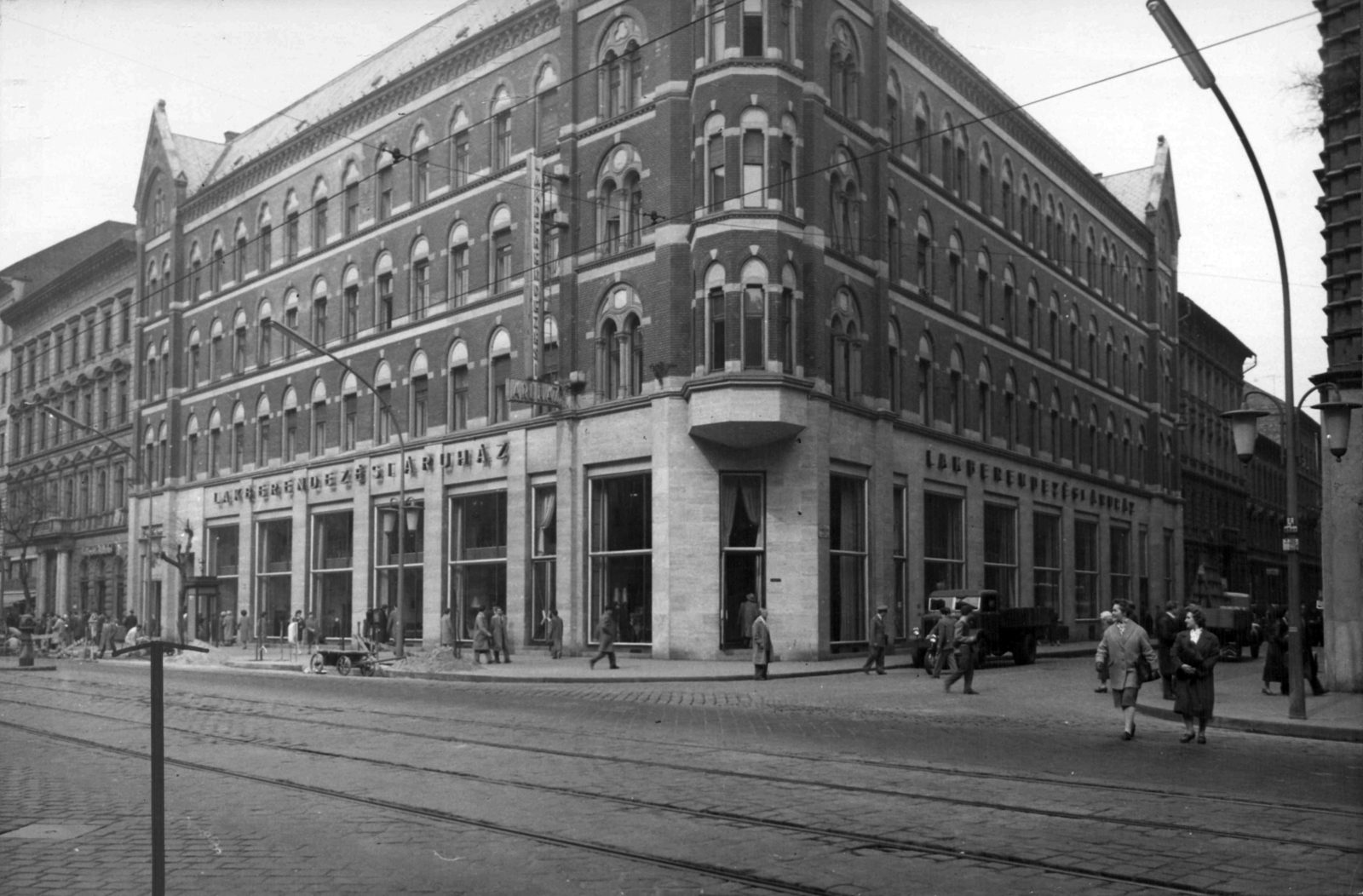 Hungary, Budapest VII., Erzsébet (Lenin) körút 19., Barcsay utca sarok, Lakberendezési Áruház. A kép forrását kérjük így adja meg: Fortepan / Budapest Főváros Levéltára. Levéltári jelzet: HU_BFL_XV_19_c_11, 1960, Budapest Főváros Levéltára / Városrendezési és Építészeti Osztályának fényképei, A Fővárosi Tanács VB Városrendezési és Építészeti Osztályának, Budapest, furniture shop, Fortepan #102233