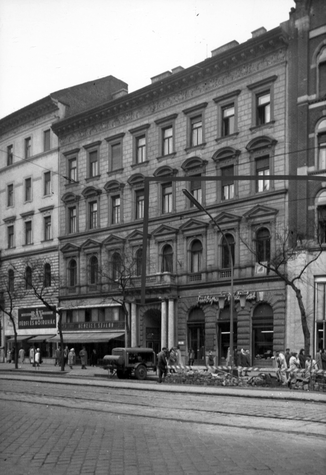 Hungary, Budapest VII., Erzsébet (Lenin) körút 21. A kép forrását kérjük így adja meg: Fortepan / Budapest Főváros Levéltára. Levéltári jelzet: HU_BFL_XV_19_c_11, 1960, Budapest Főváros Levéltára / Városrendezési és Építészeti Osztályának fényképei, A Fővárosi Tanács VB Városrendezési és Építészeti Osztályának, Budapest, compressor, street repair, Fortepan #102234