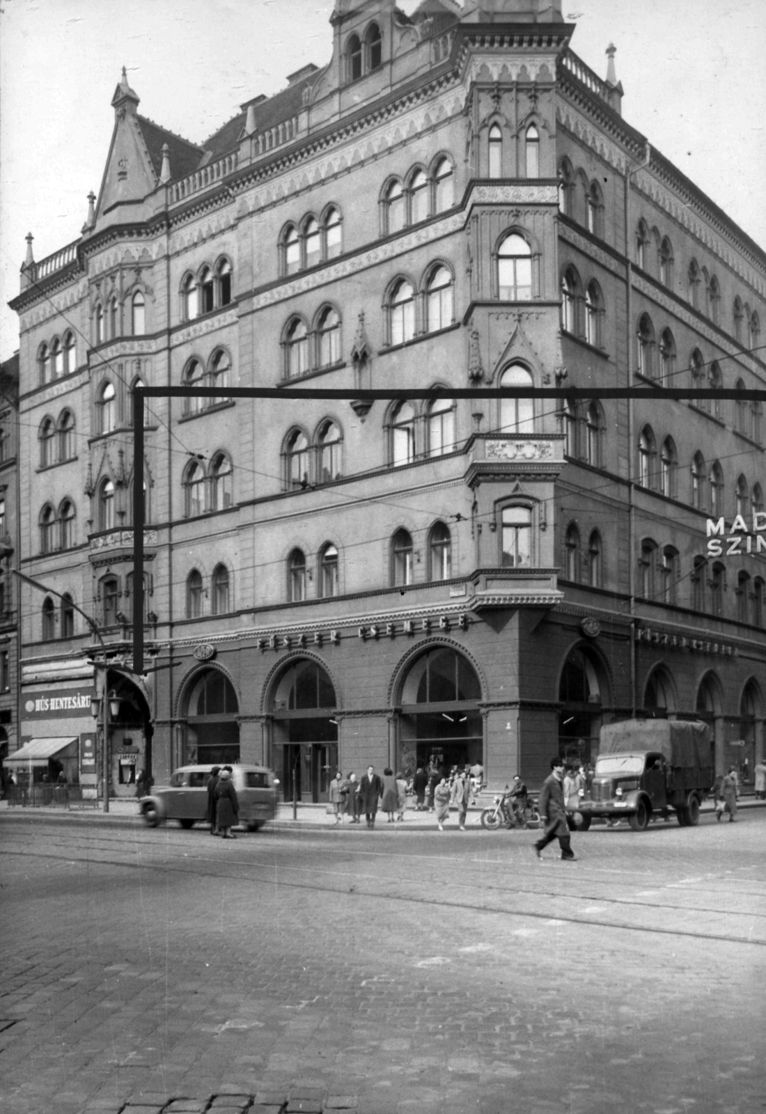 Magyarország, Budapest VII., Erzsébet (Lenin) körút 25-27., Wesselényi utca sarok. A kép forrását kérjük így adja meg: Fortepan / Budapest Főváros Levéltára. Levéltári jelzet: HU_BFL_XV_19_c_11, 1960, Budapest Főváros Levéltára / Városrendezési és Építészeti Osztályának fényképei, A Fővárosi Tanács VB Városrendezési és Építészeti Osztályának, Budapest, zárterkély, gyalogátkelő, Fortepan #102236