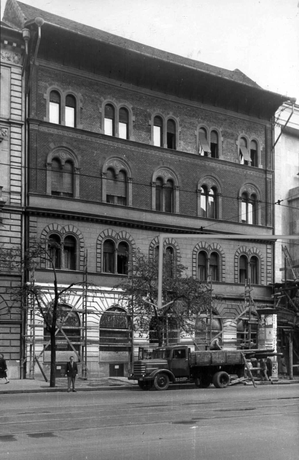 Hungary, Budapest VII., Erzsébet (Lenin) körút 33. A kép forrását kérjük így adja meg: Fortepan / Budapest Főváros Levéltára. Levéltári jelzet: HU_BFL_XV_19_c_11, 1960, Budapest Főváros Levéltára / Városrendezési és Építészeti Osztályának fényképei, A Fővárosi Tanács VB Városrendezési és Építészeti Osztályának, Budapest, commercial vehicle, repair, Fortepan #102239