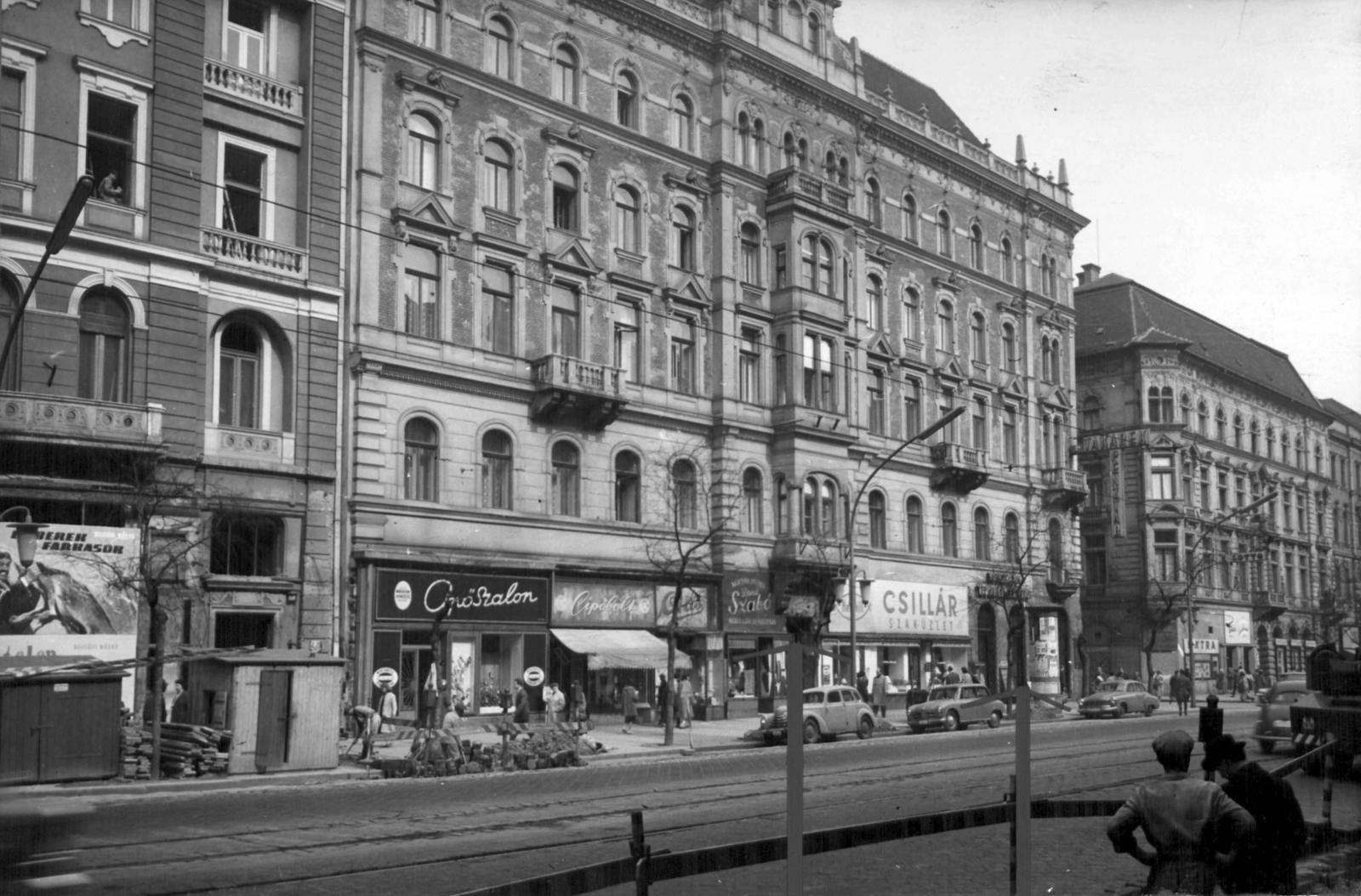 Magyarország, Budapest VII., Erzsébet (Lenin) körút 41., jobbra a Dob utca. A kép forrását kérjük így adja meg: Fortepan / Budapest Főváros Levéltára. Levéltári jelzet: HU_BFL_XV_19_c_11, 1960, Budapest Főváros Levéltára / Városrendezési és Építészeti Osztályának fényképei, A Fővárosi Tanács VB Városrendezési és Építészeti Osztályának, Budapest, lámpabolt, cipőbolt, Fortepan #102243