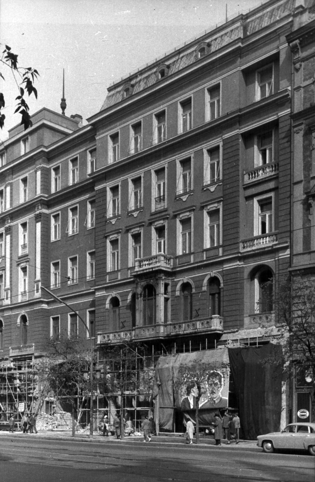 Hungary, Budapest VII., Erzsébet (Lenin) körút 43-49., Royal Szálló (később Corinthia Hotel). A kép forrását kérjük így adja meg: Fortepan / Budapest Főváros Levéltára. Levéltári jelzet: HU_BFL_XV_19_c_11, 1960, Budapest Főváros Levéltára / Városrendezési és Építészeti Osztályának fényképei, A Fővárosi Tanács VB Városrendezési és Építészeti Osztályának, Budapest, movie poster, Fortepan #102244